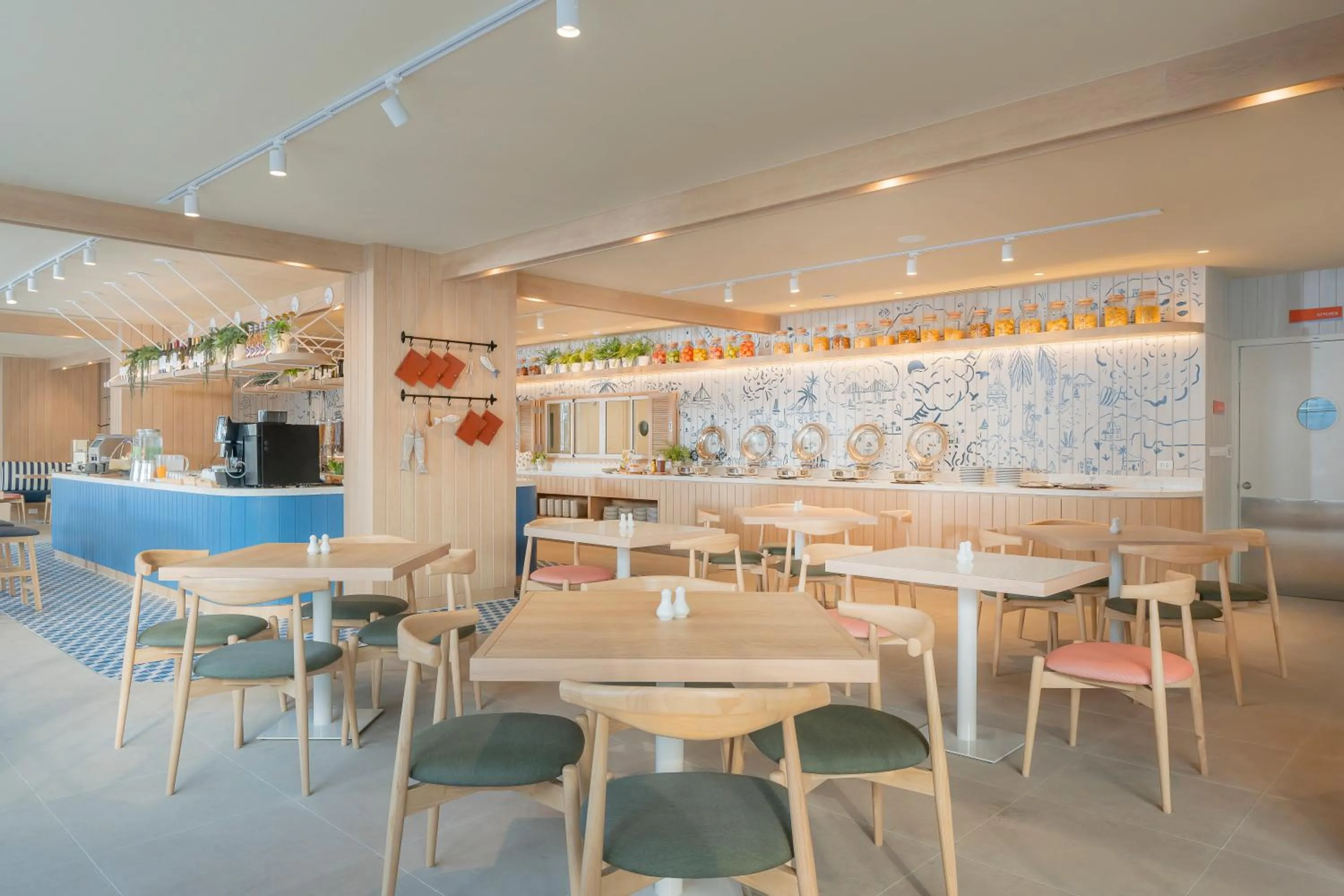 Restaurant/places to eat in Holiday Inn Express Rayong