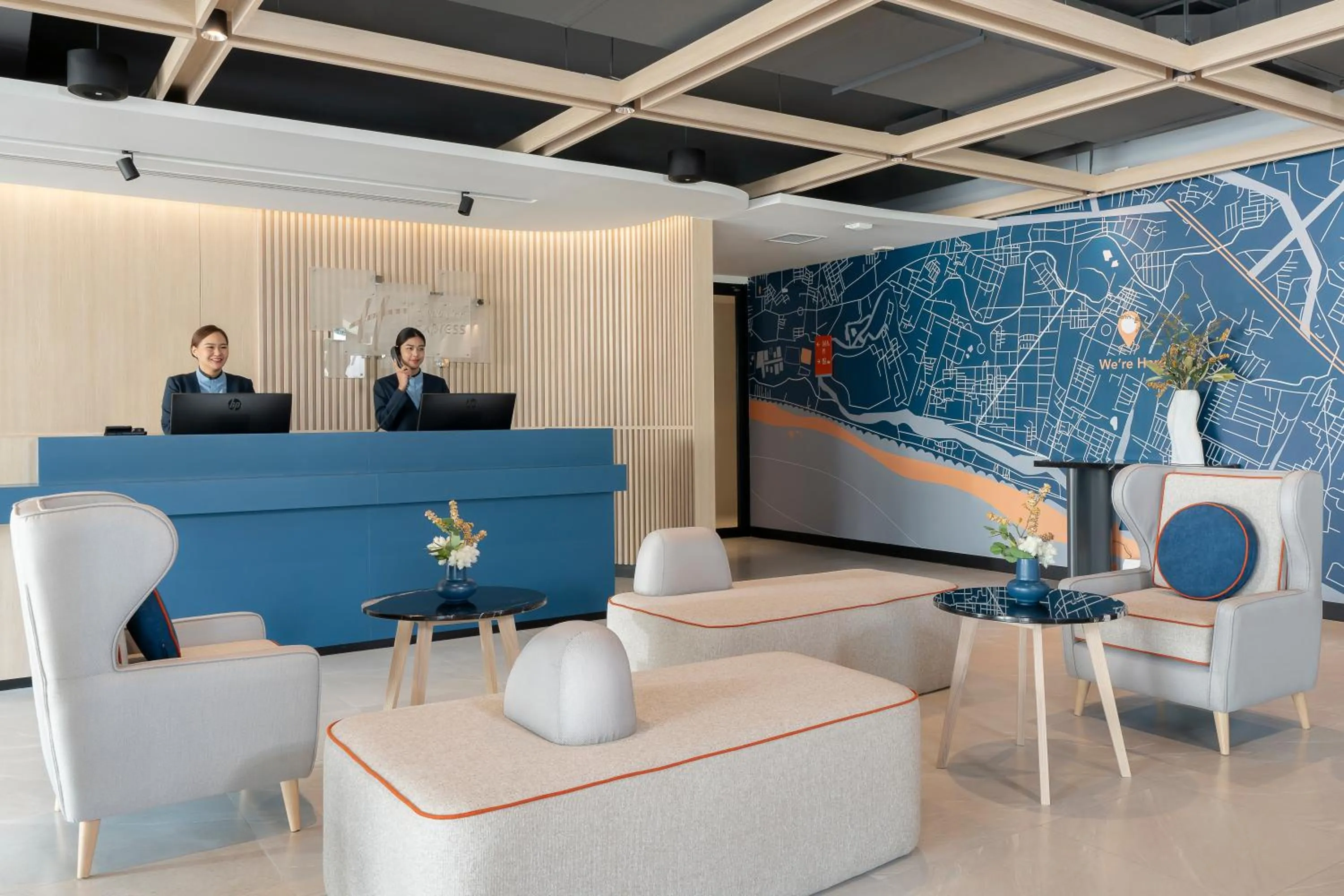 Lobby or reception in Holiday Inn Express Rayong