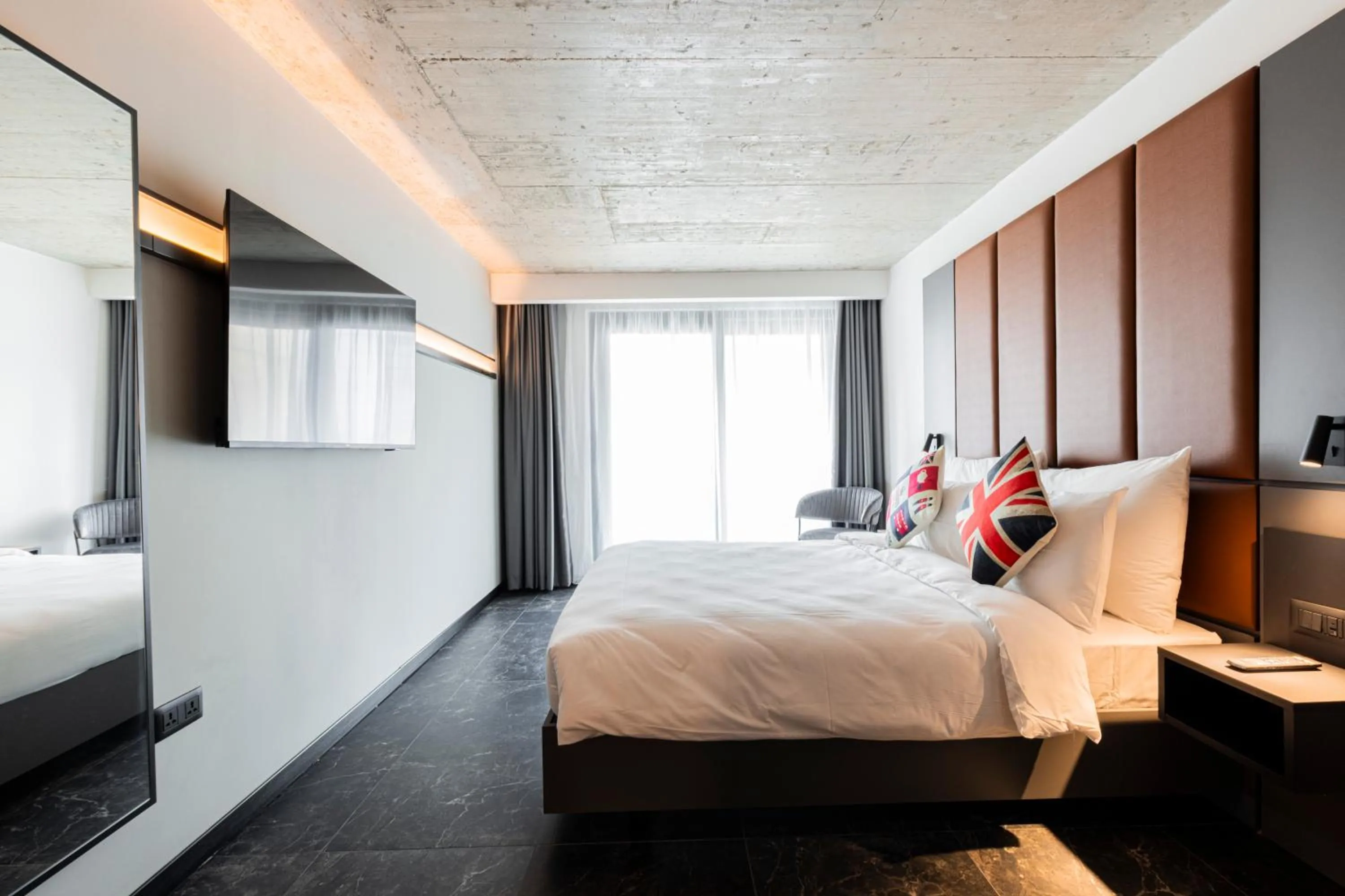 Bed in The Londoner Hotel St. Julian's