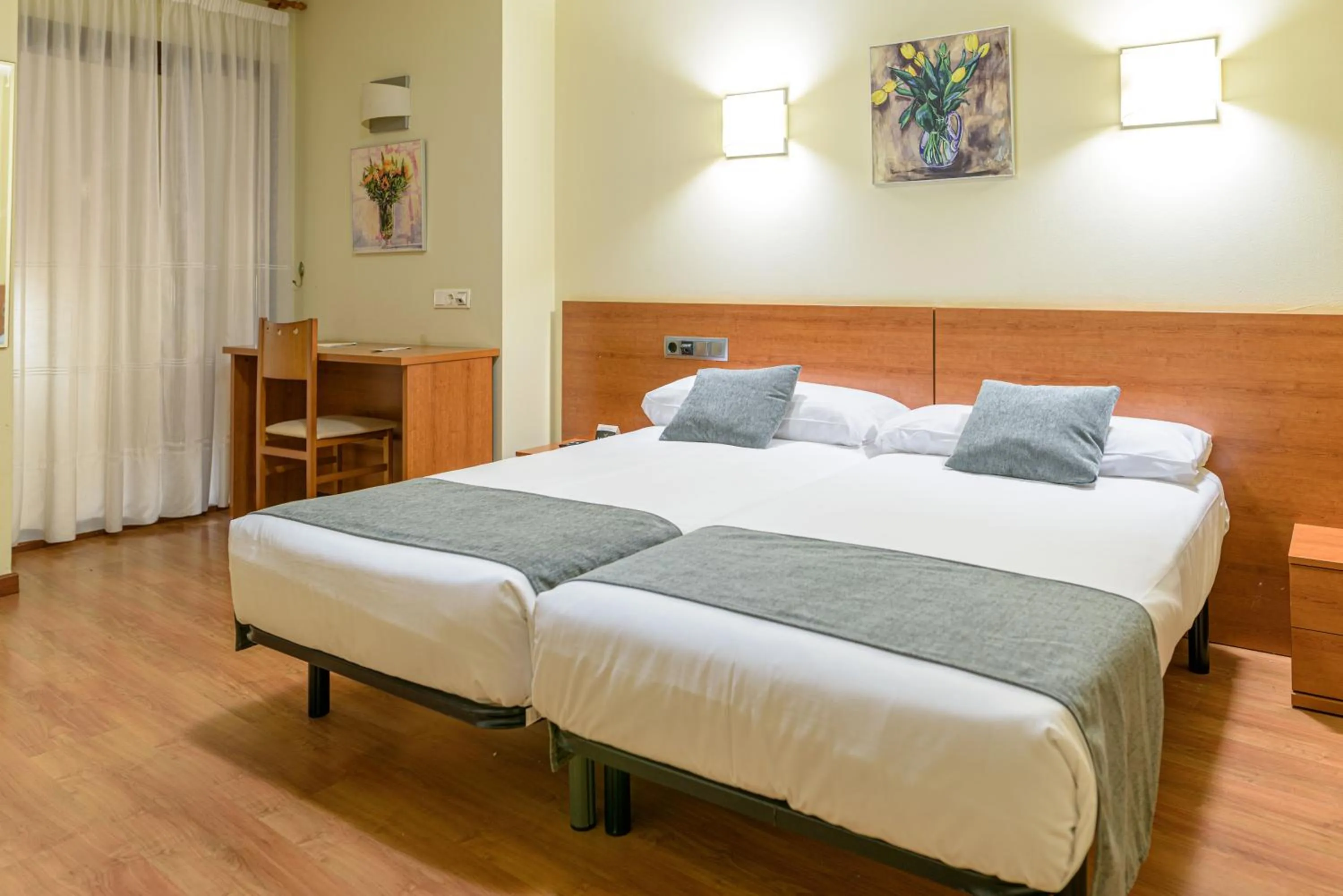 Photo of the whole room, Bed in Alda Plaza Mayor Toro