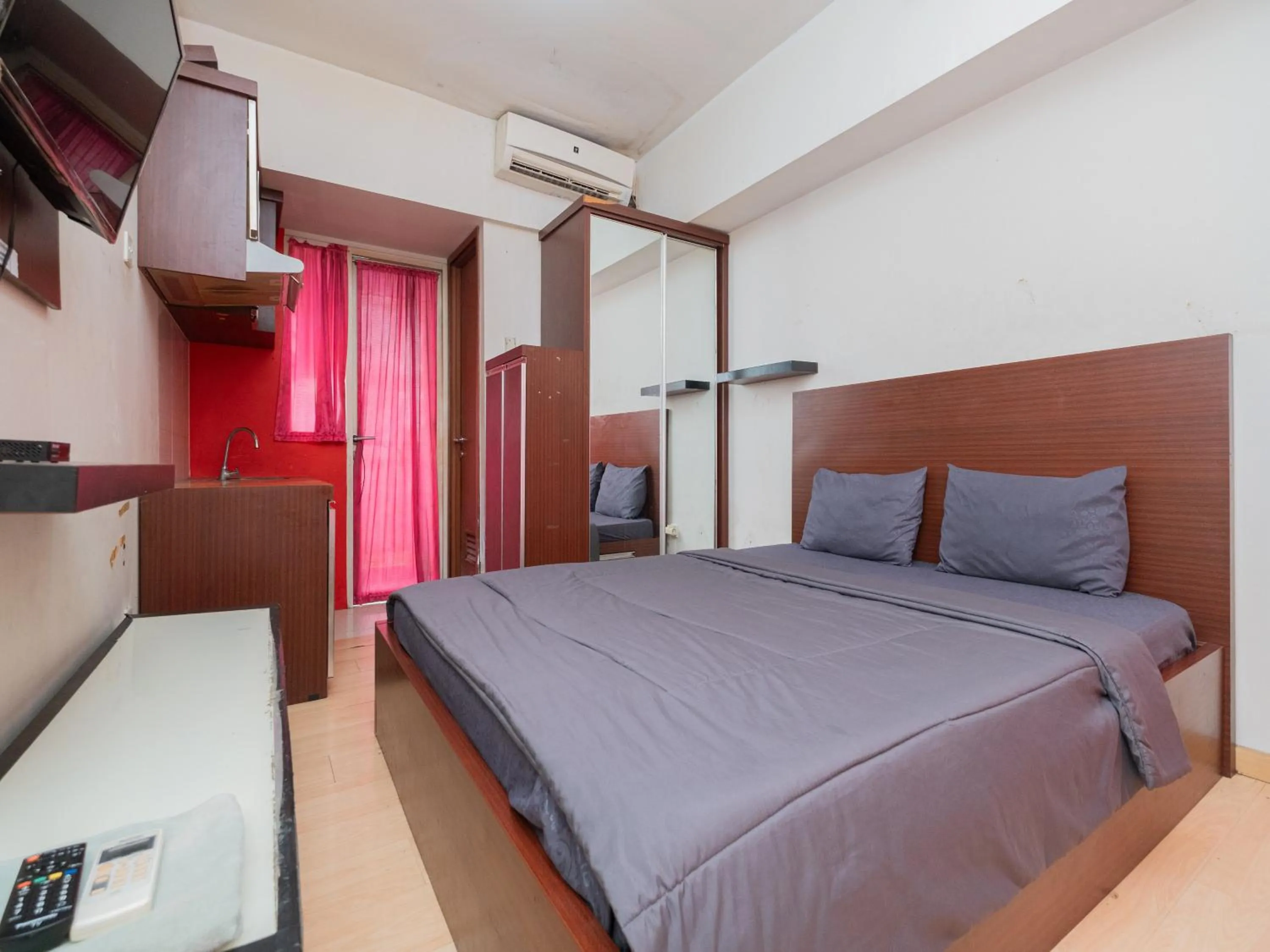 Bed in Apartemen Green Lake View Ciputat by Alfa Rooms