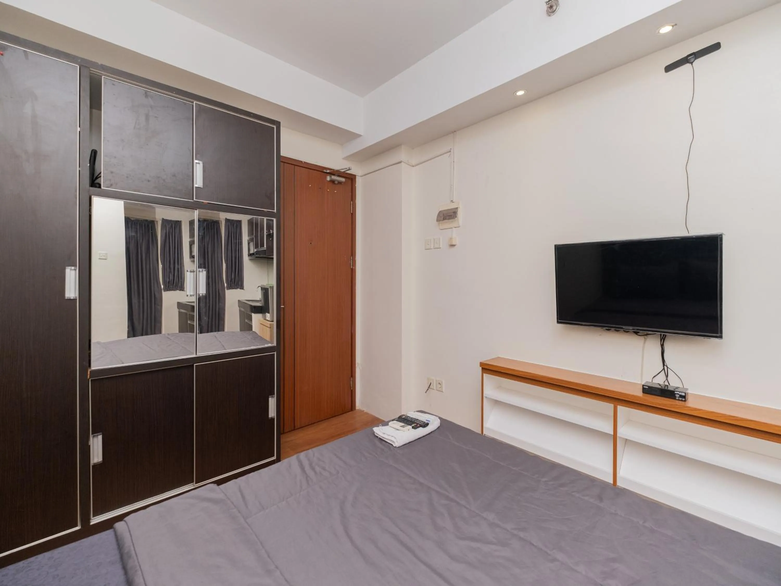 Bed in Apartemen Green Lake View Ciputat by Alfa Rooms