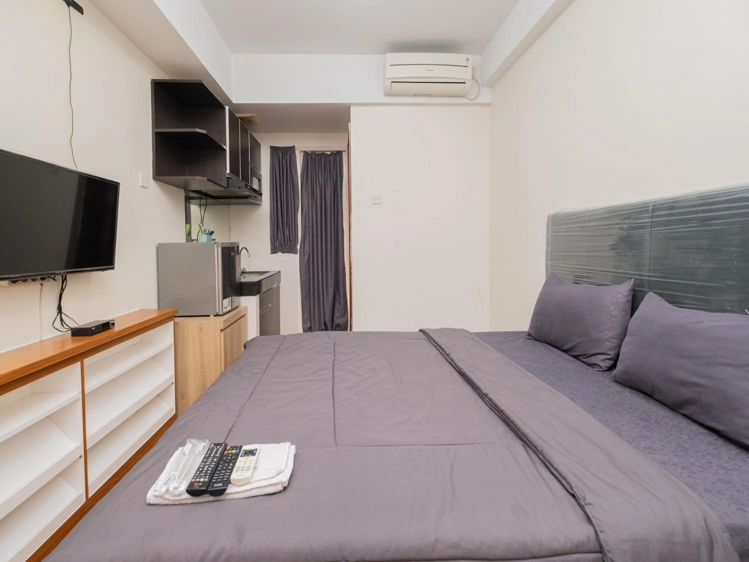 Bed in Apartemen Green Lake View Ciputat by Alfa Rooms