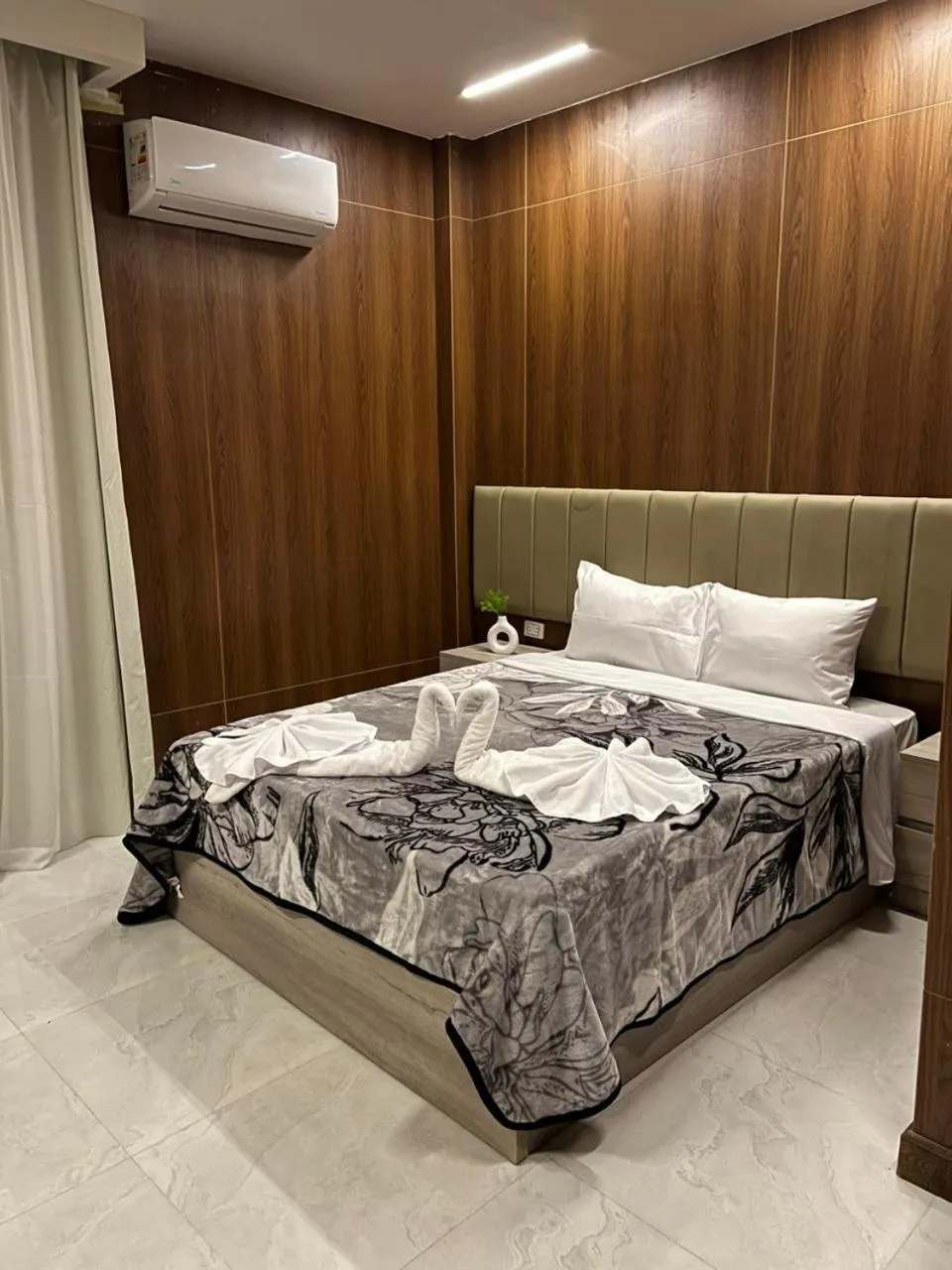 Bedroom, Bed in Royal Home Hotel