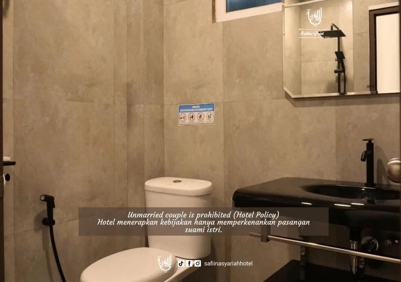 Bathroom in The Safiina Point Syariah Hotel