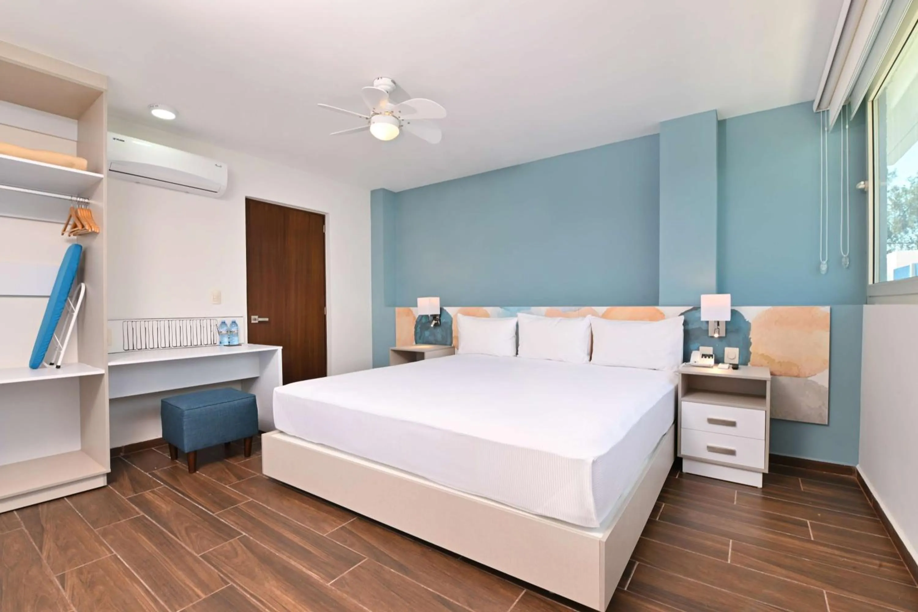 Photo of the whole room, Bed in Vista Express Guadalajara Expo SureStay Collection by BW