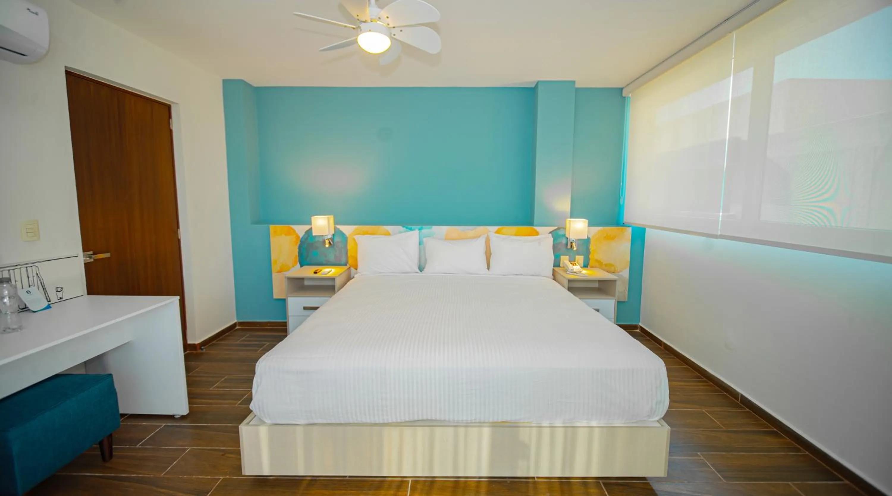 Photo of the whole room, Bed in Suites Futura Plaza del Sol Guadalajara