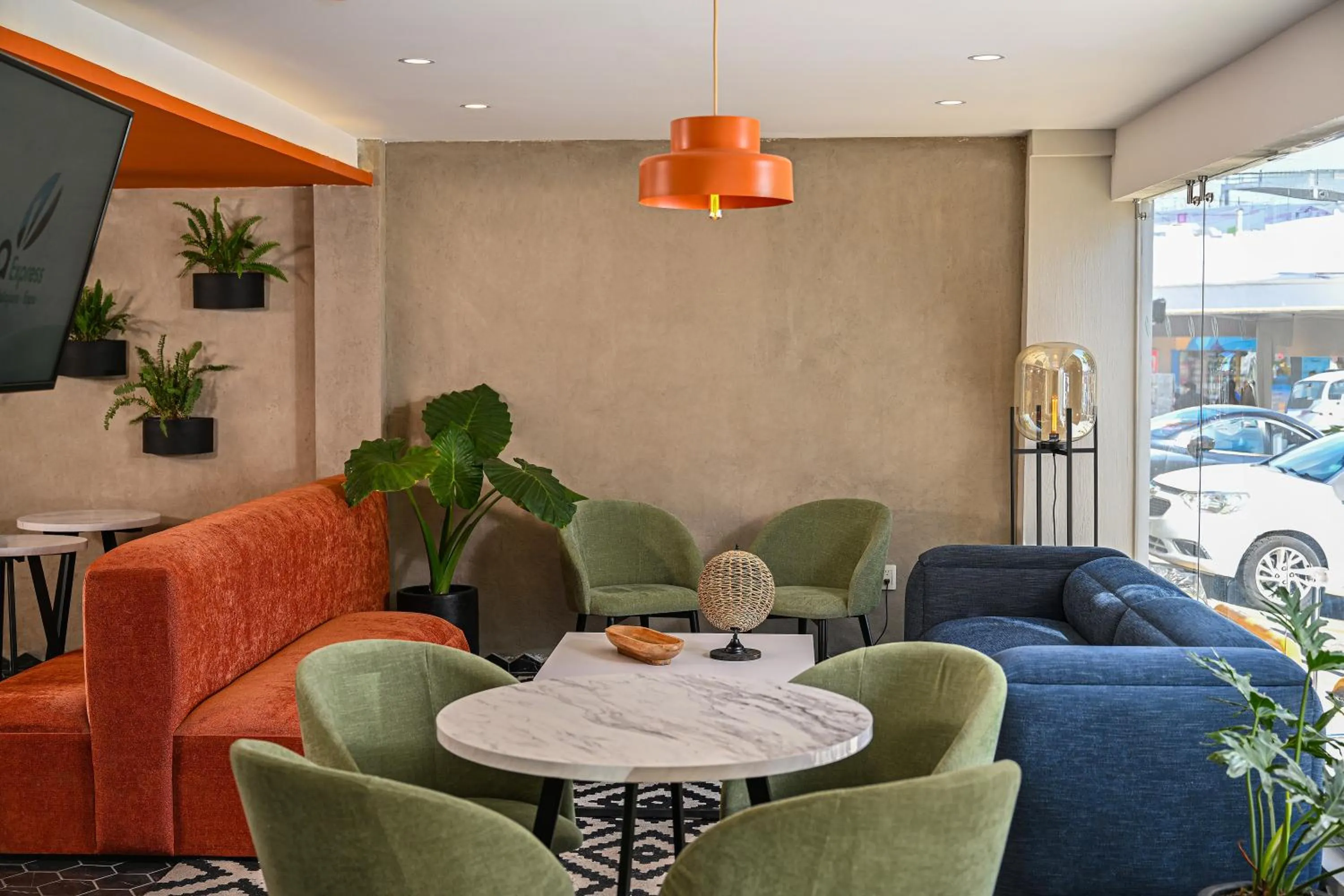 Communal lounge/ TV room in Vista Express Guadalajara Expo SureStay Collection by BW