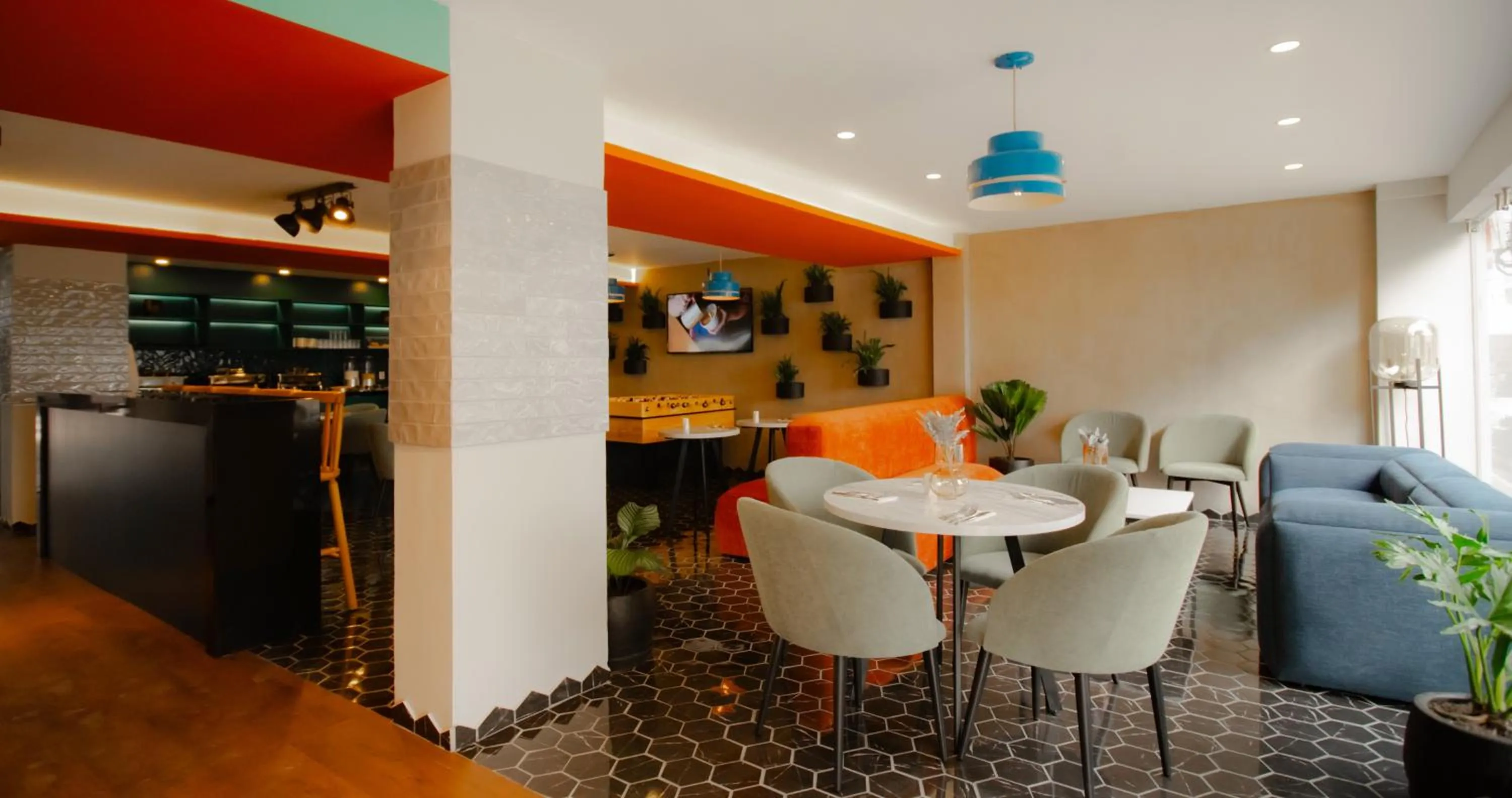 Seating area, Lounge/Bar in Suites Futura Plaza del Sol Guadalajara