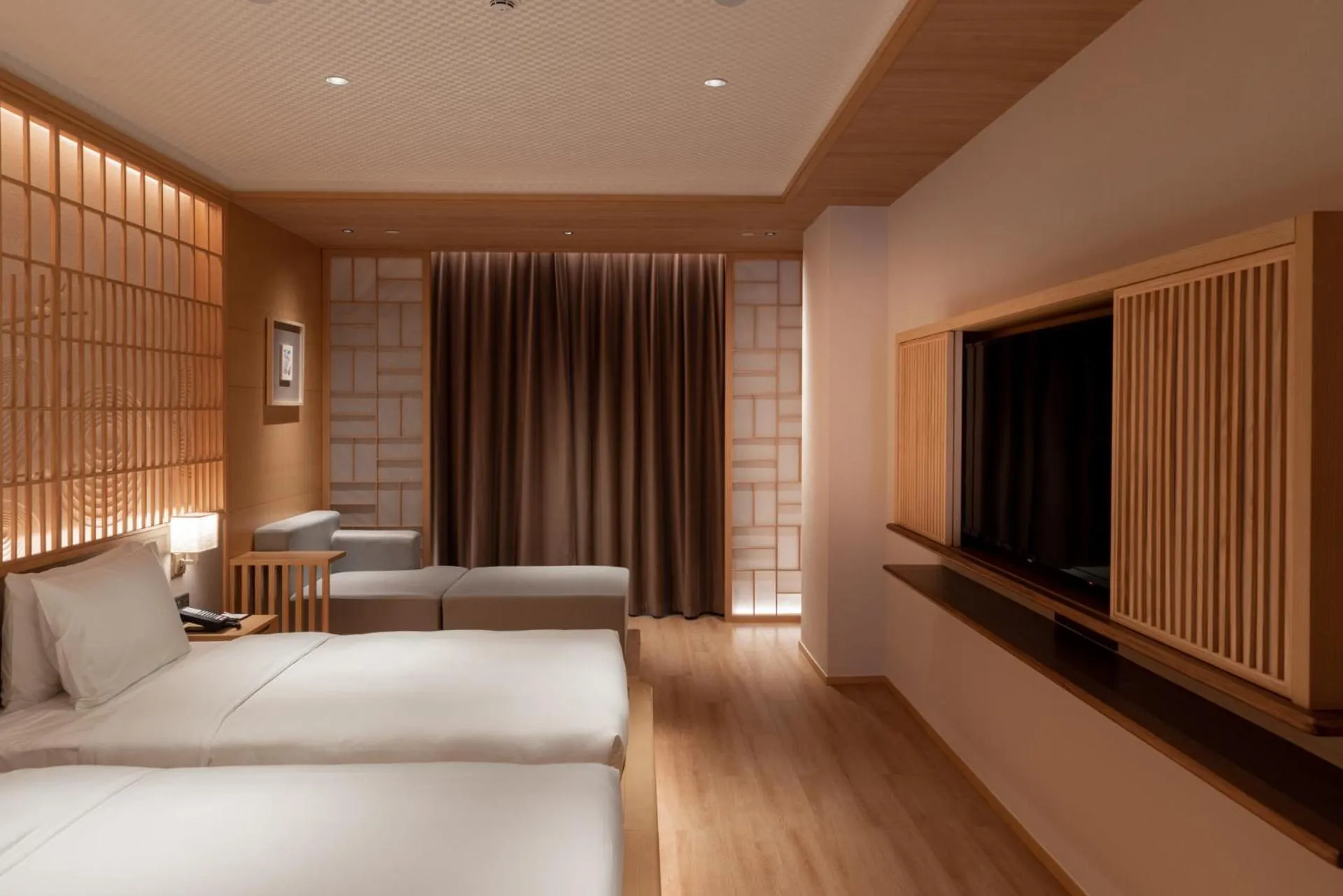 Bed in Hyakumangoku Onsen Hotel