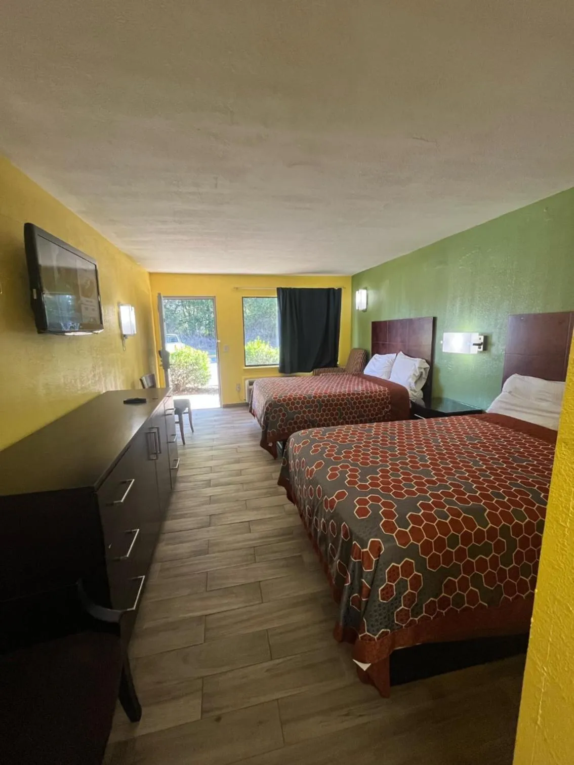 Bedroom, Bed in Hallmarc Inn