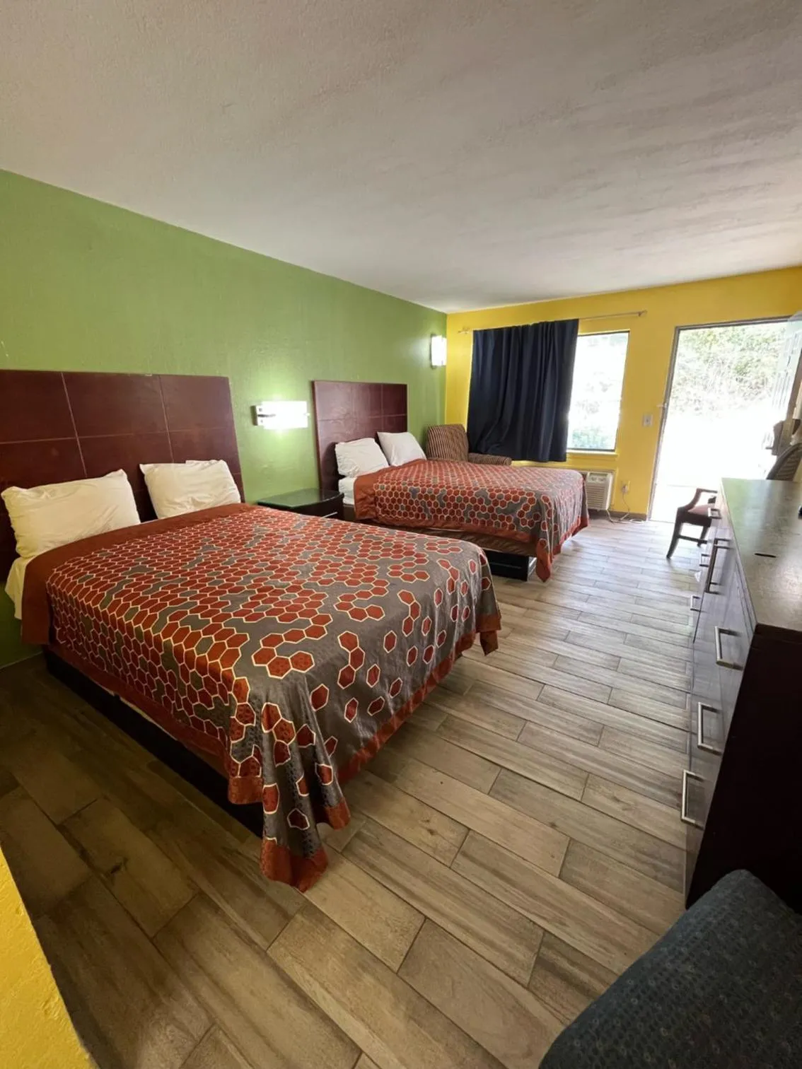 Bedroom, Bed in Hallmarc Inn