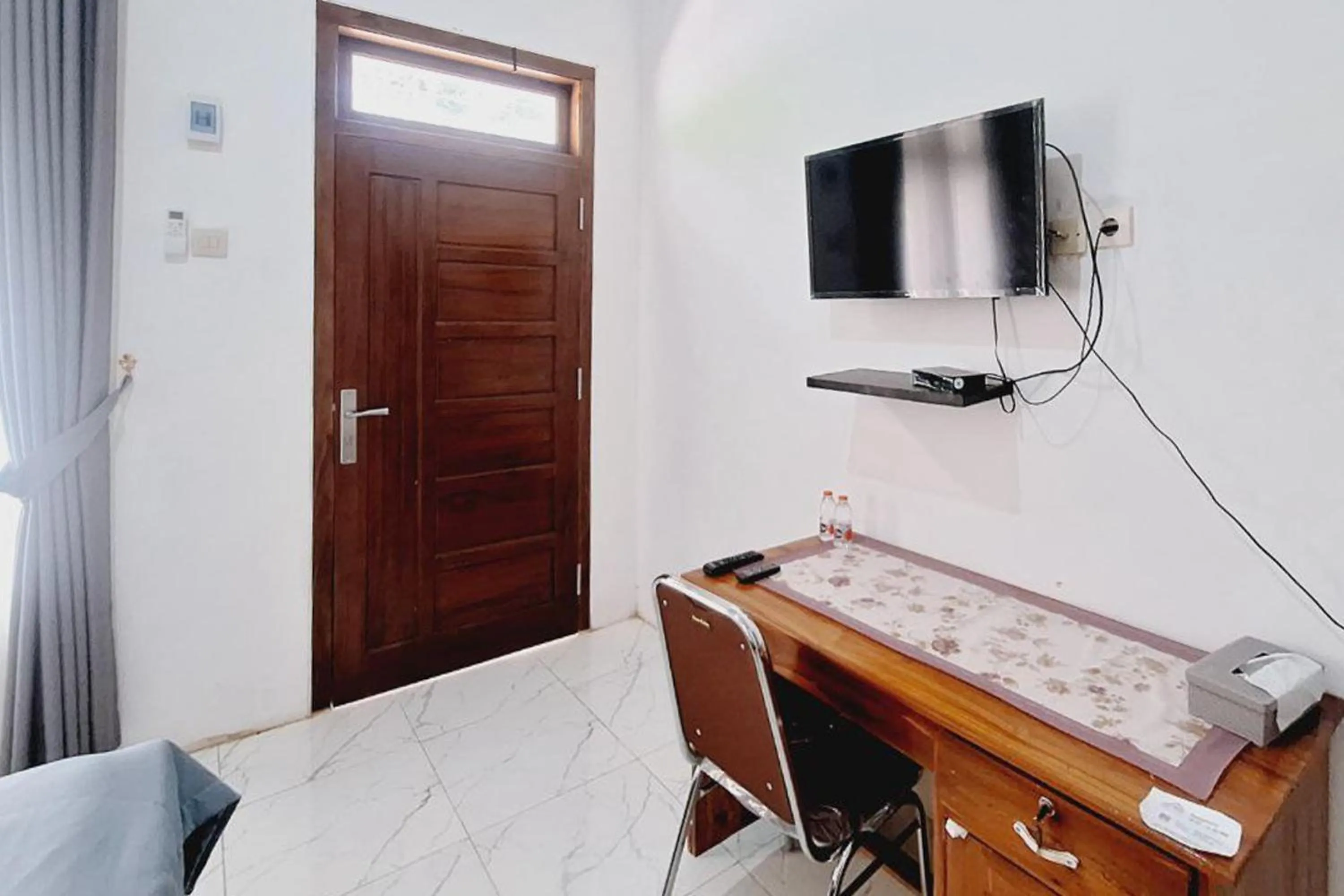 TV and multimedia, Bed in Ayani Guest House RedPartner