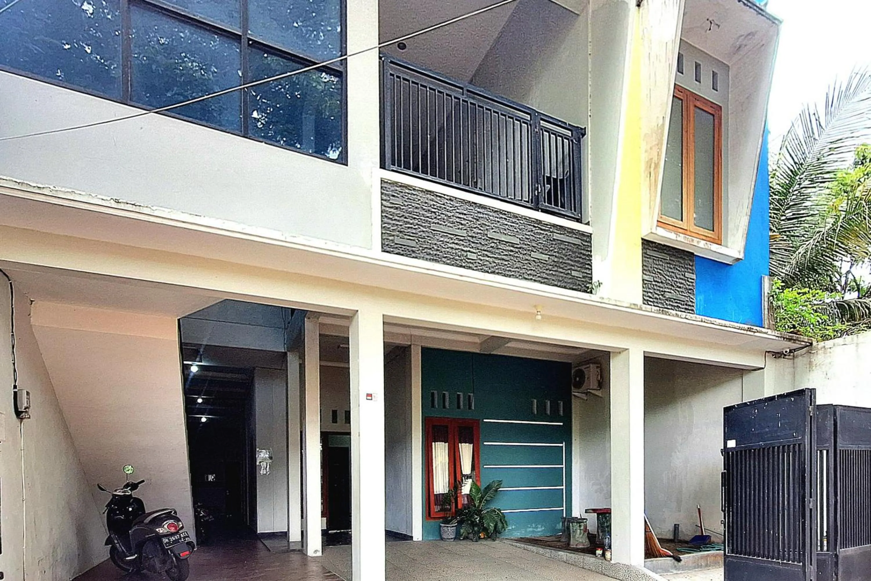 Facade/entrance in HKP Homestay RedPartner Blitar