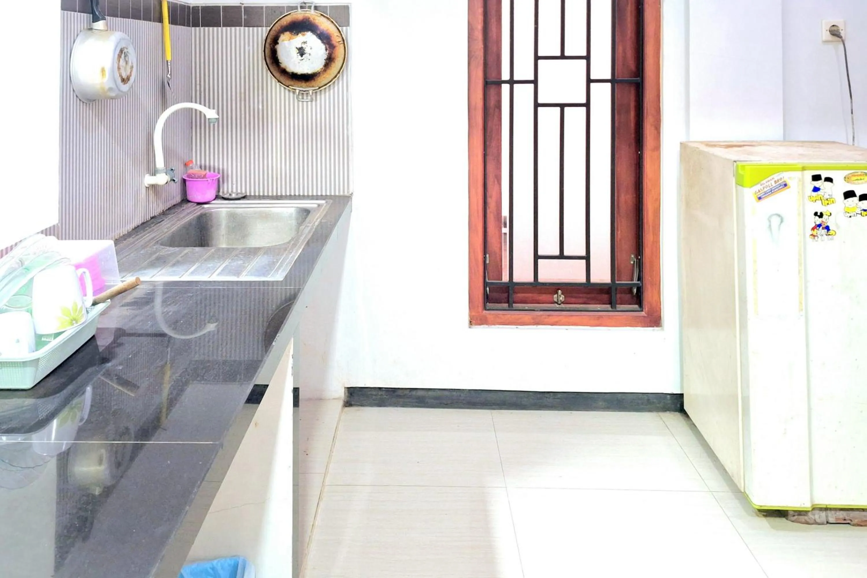 kitchen in HKP Homestay RedPartner Blitar