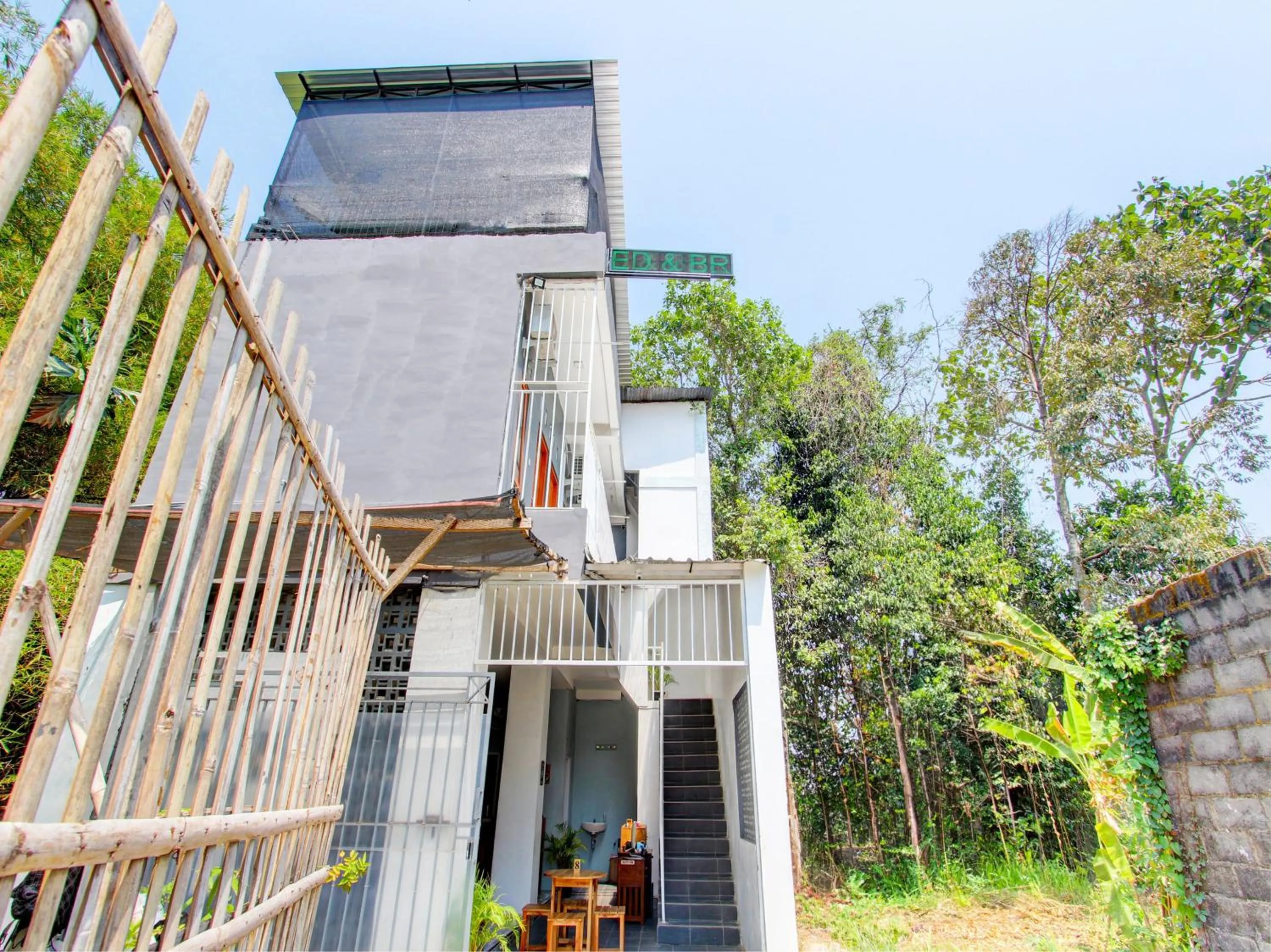 Facade/entrance in OYO 93188 Soren Hotel And Coffee