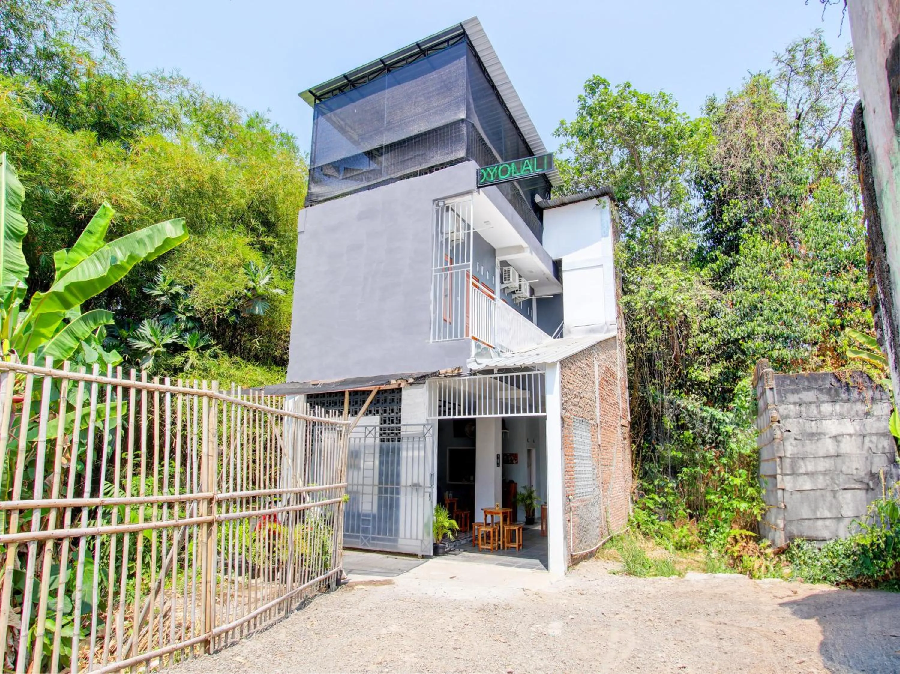 Facade/entrance in OYO 93188 Soren Hotel And Coffee