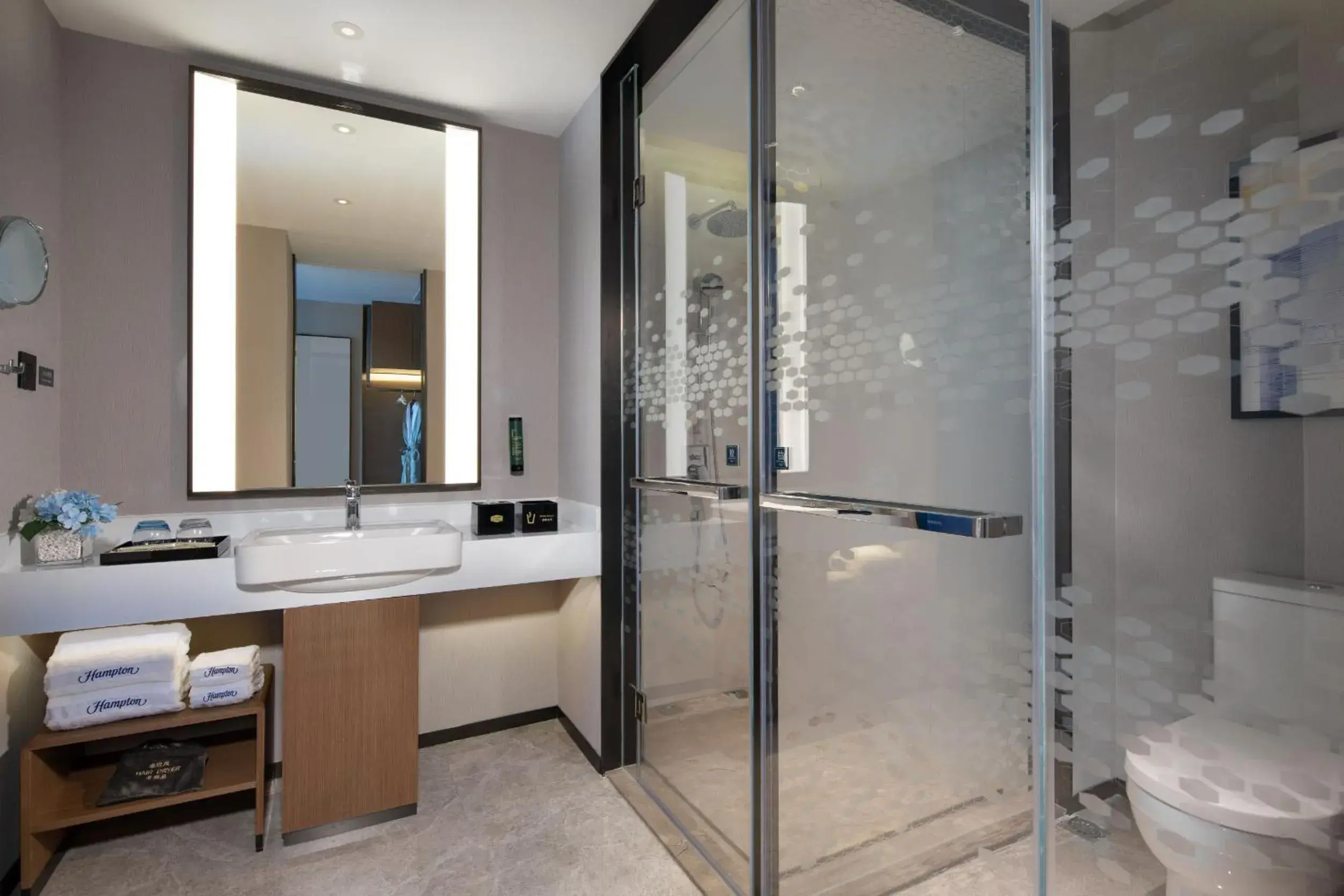 Superior Twin Room in Hampton by Hilton Hangzhou Zhuantang Academy of Fine Arts Superior Twin Room in Hampton by Hilton Hangzhou Zhuantang Academy of Fine Arts