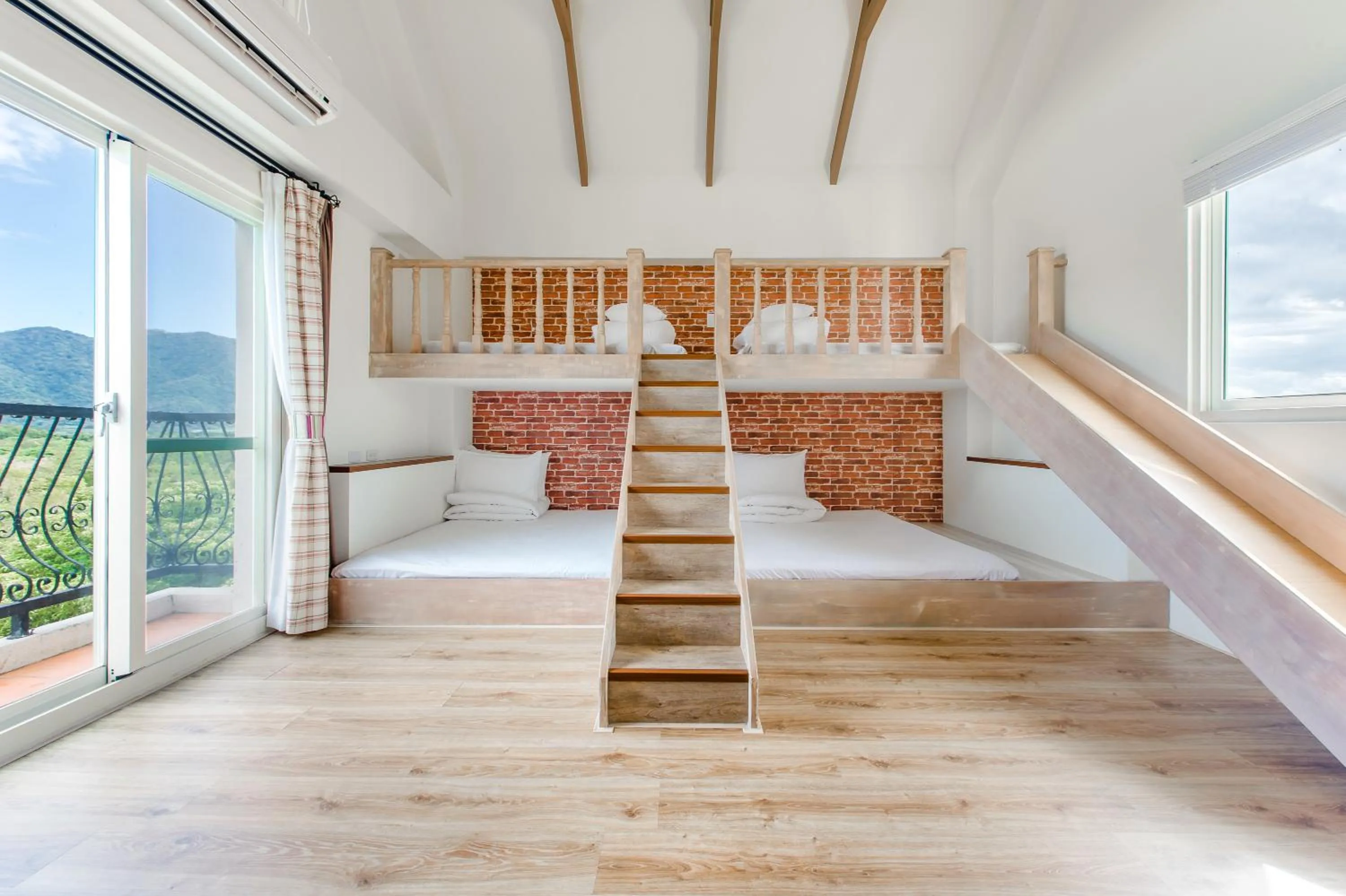 Bed in Wilderness1138 Hualien B&B