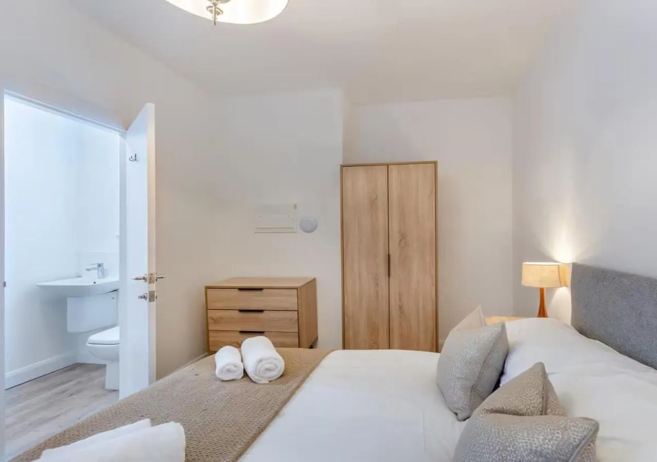 Toilet, Bed in Lonsdale House Boutique Apartments