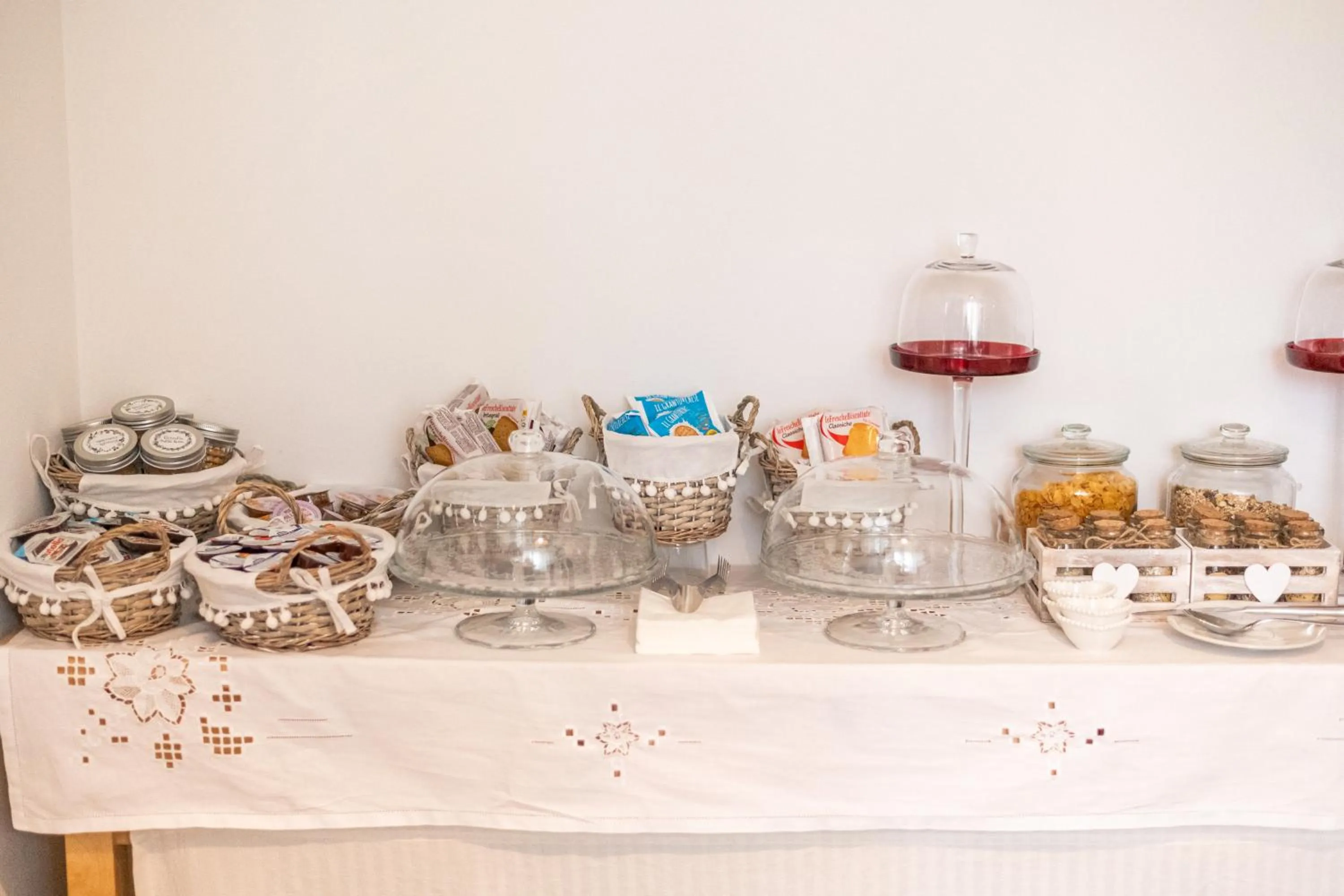 Buffet breakfast in La Vecchia Tenenza B&B