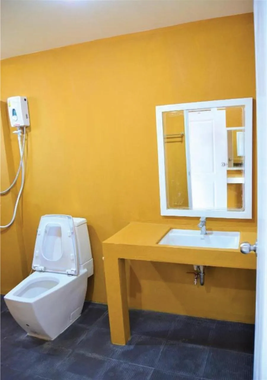 Bathroom, Bed in World Cat Beach & Resort เวิลด์แคท บีช แอนด์ รีสอร์ท