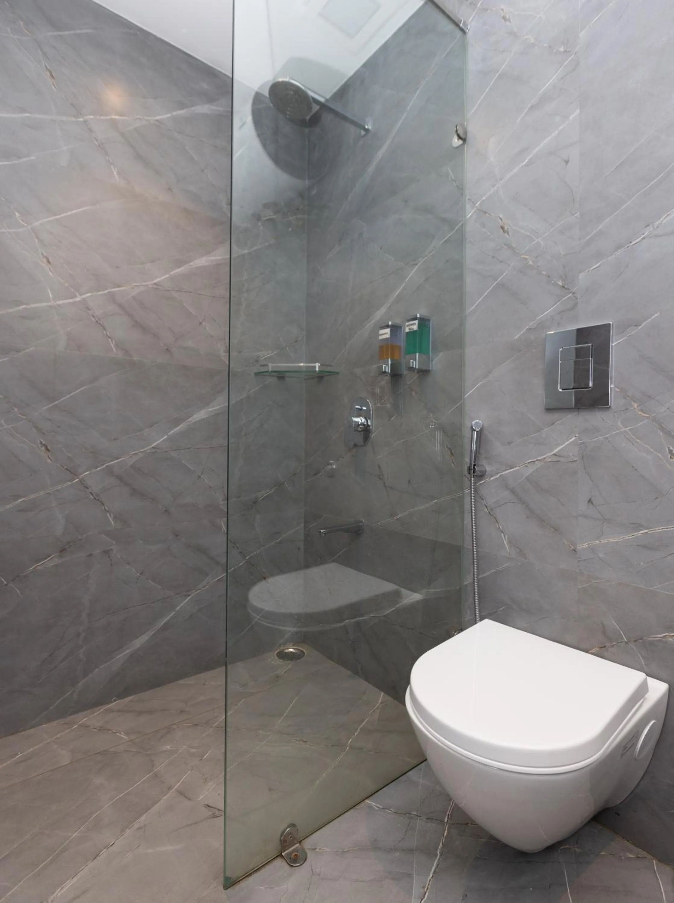 Shower in Hotel North Wood