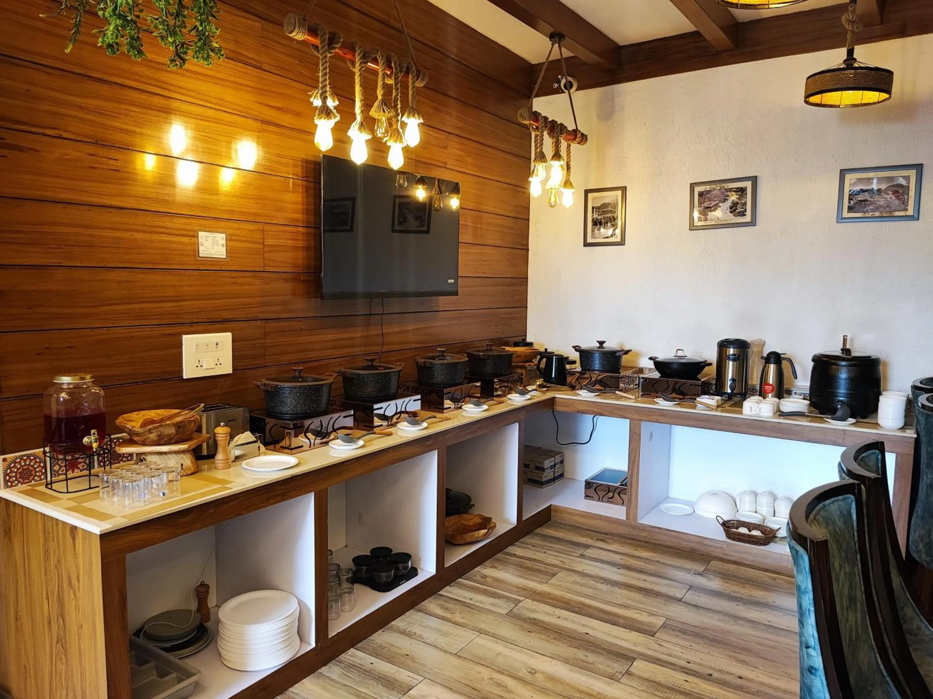 Restaurant/places to eat in Hotel North Wood