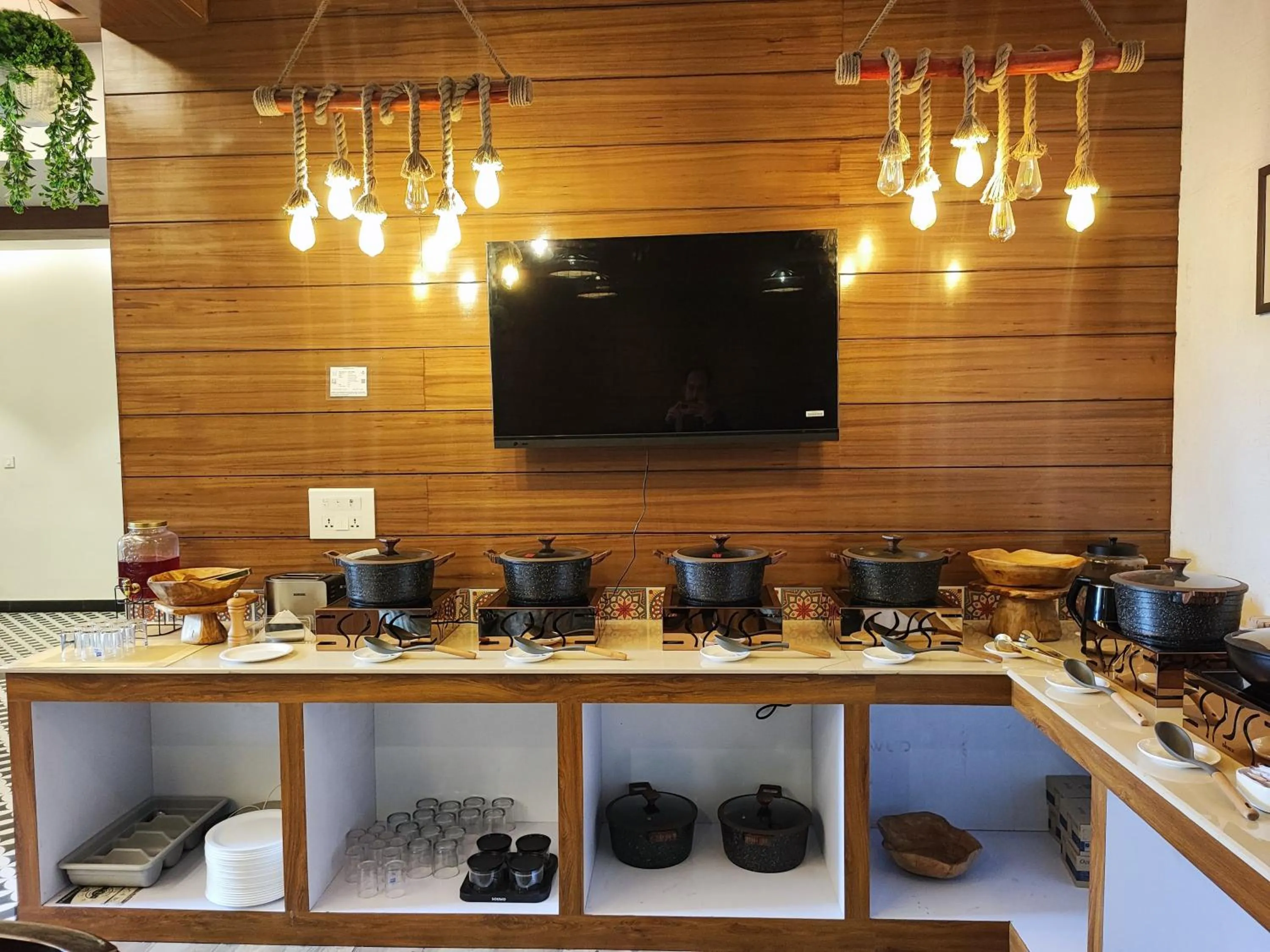 Restaurant/places to eat in Hotel North Wood