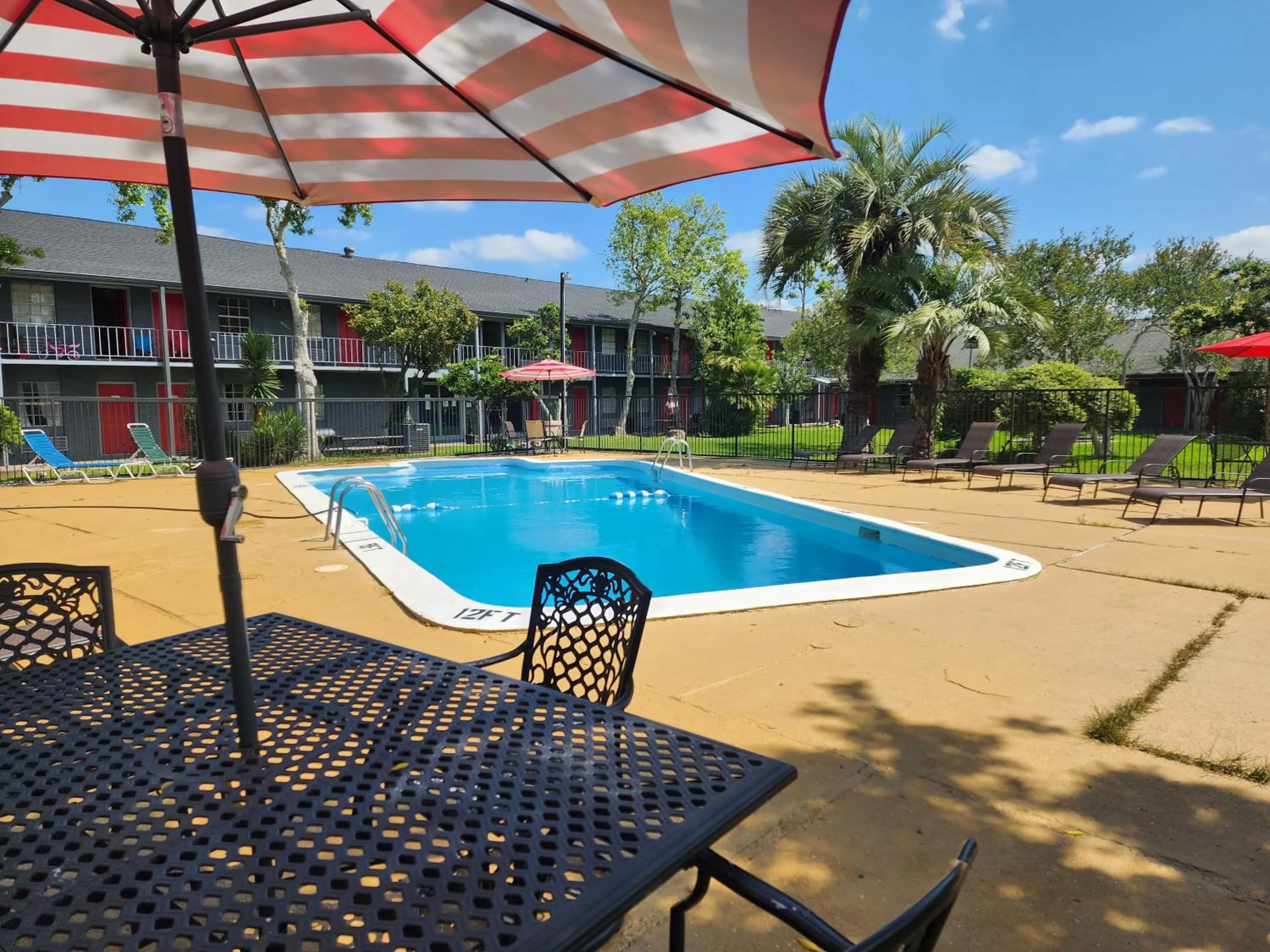 Swimming pool in Red Carpet Inn - Houma