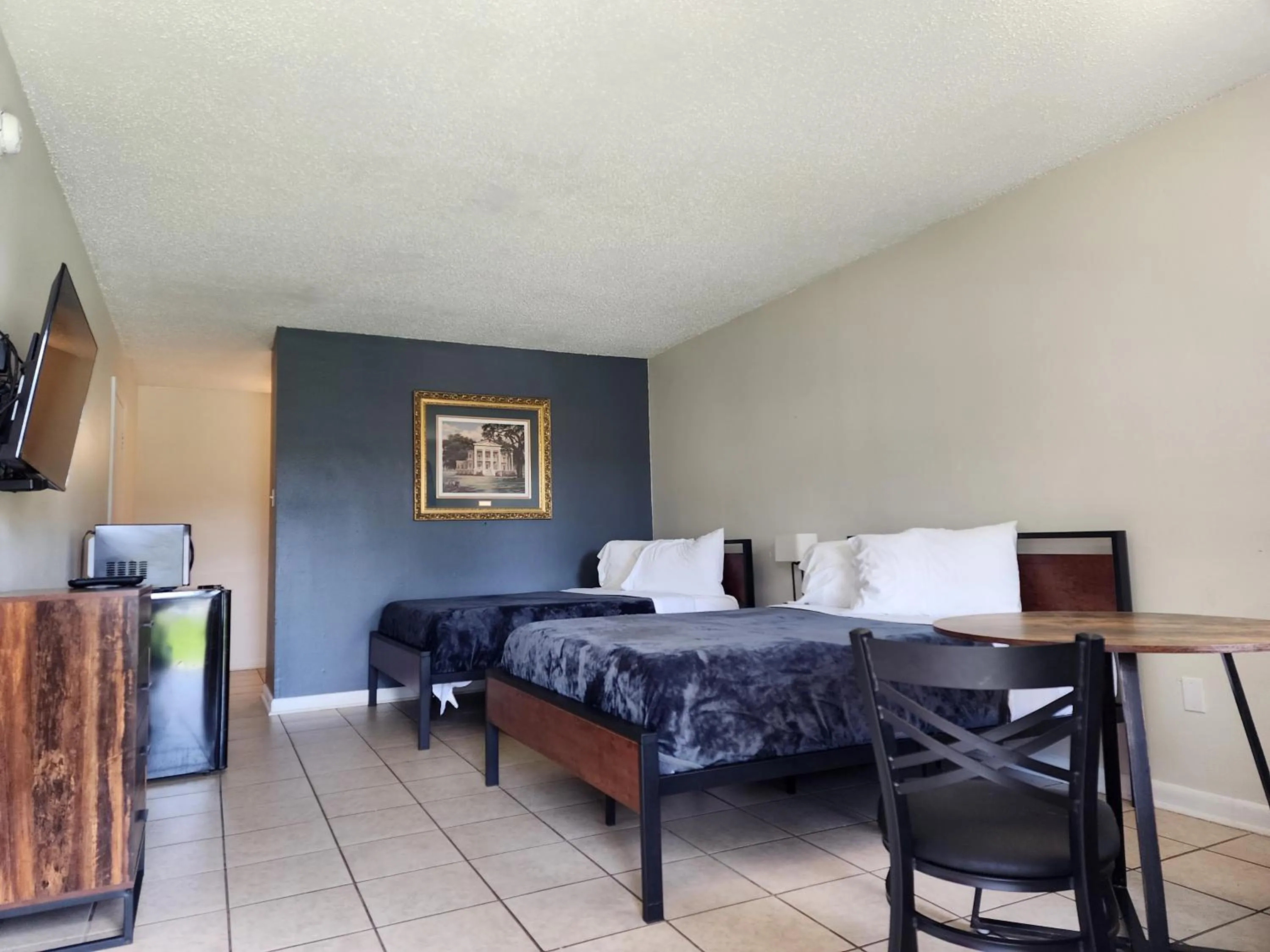 People, Bed in Red Carpet Inn - Houma