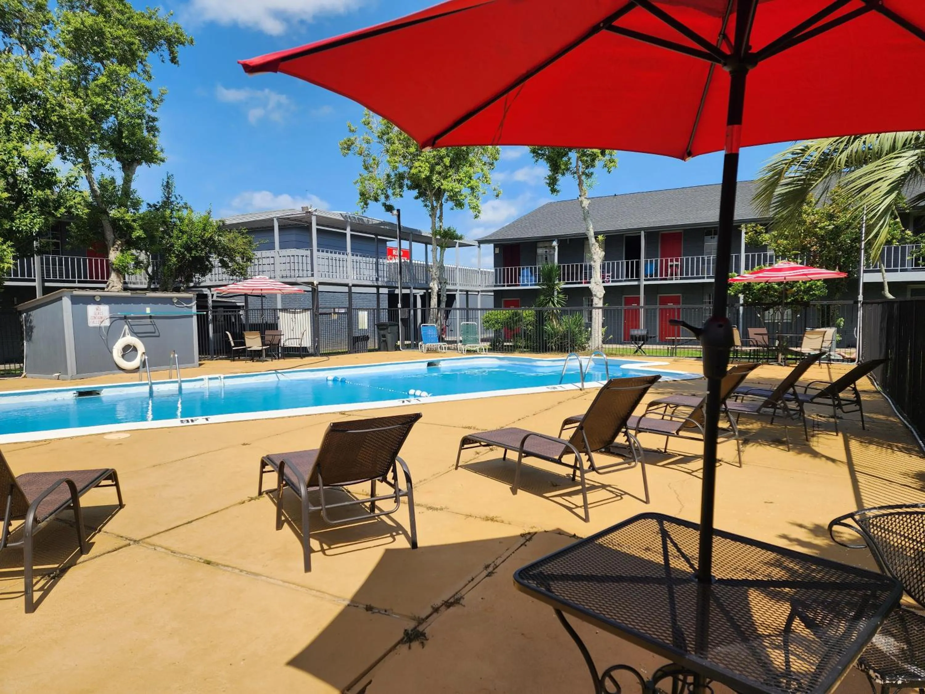 Swimming pool in Red Carpet Inn - Houma