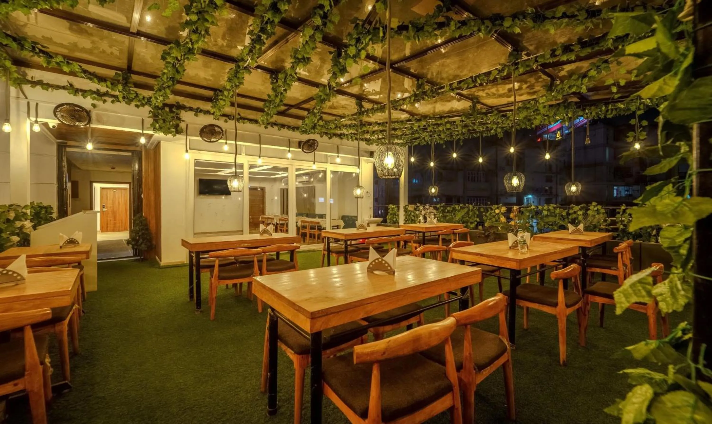 Restaurant/places to eat in Treebo Park Palace