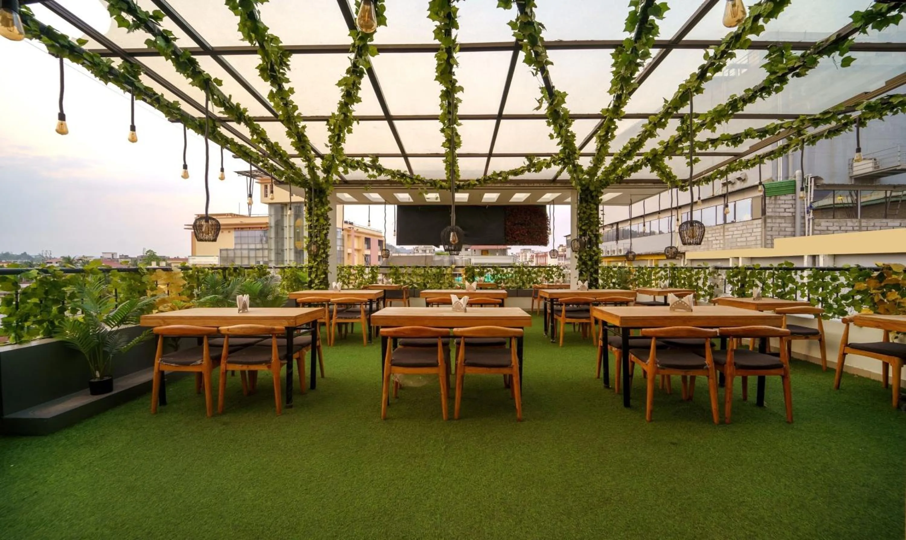 Restaurant/places to eat in Treebo Park Palace