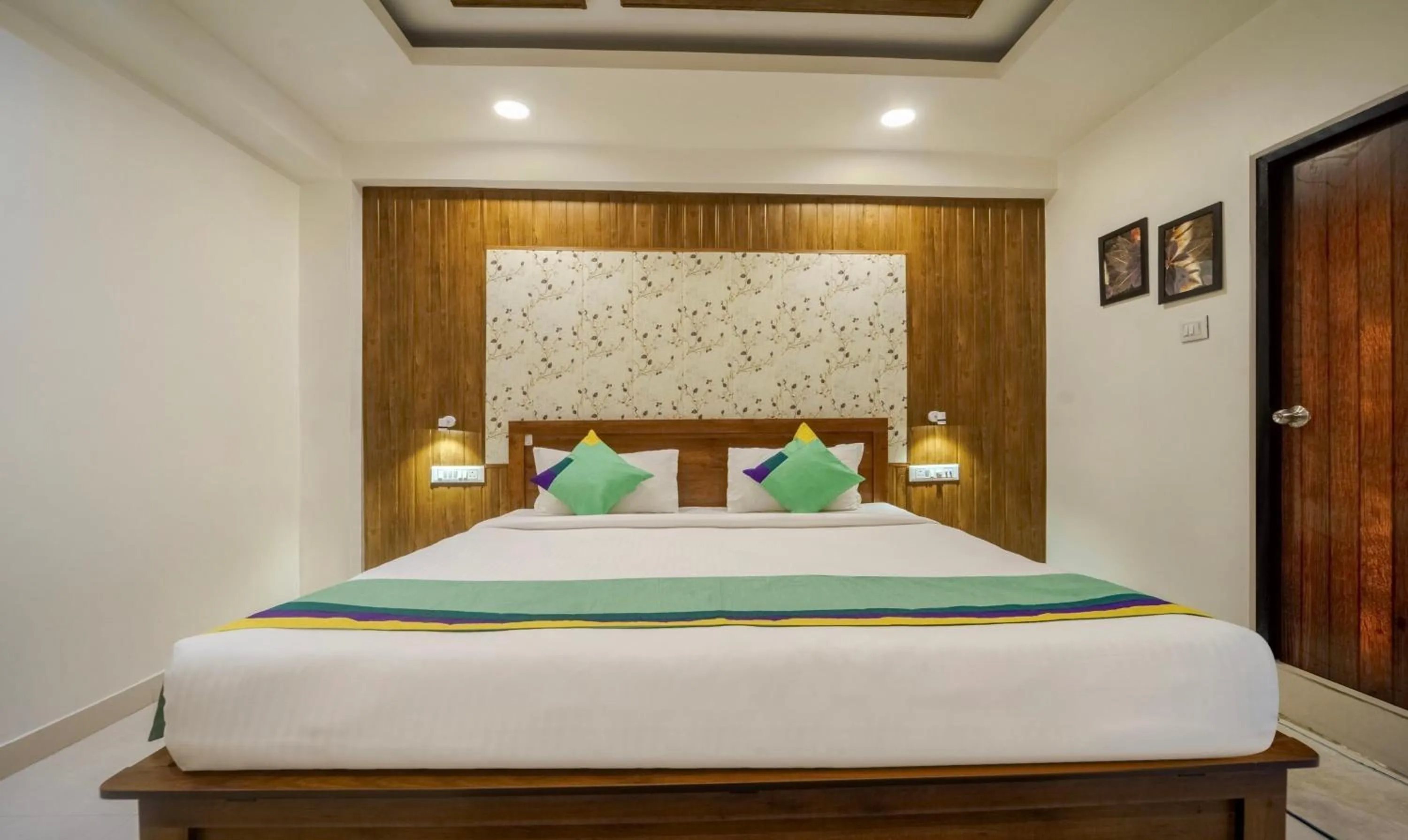 Bedroom, Bed in Treebo Park Palace