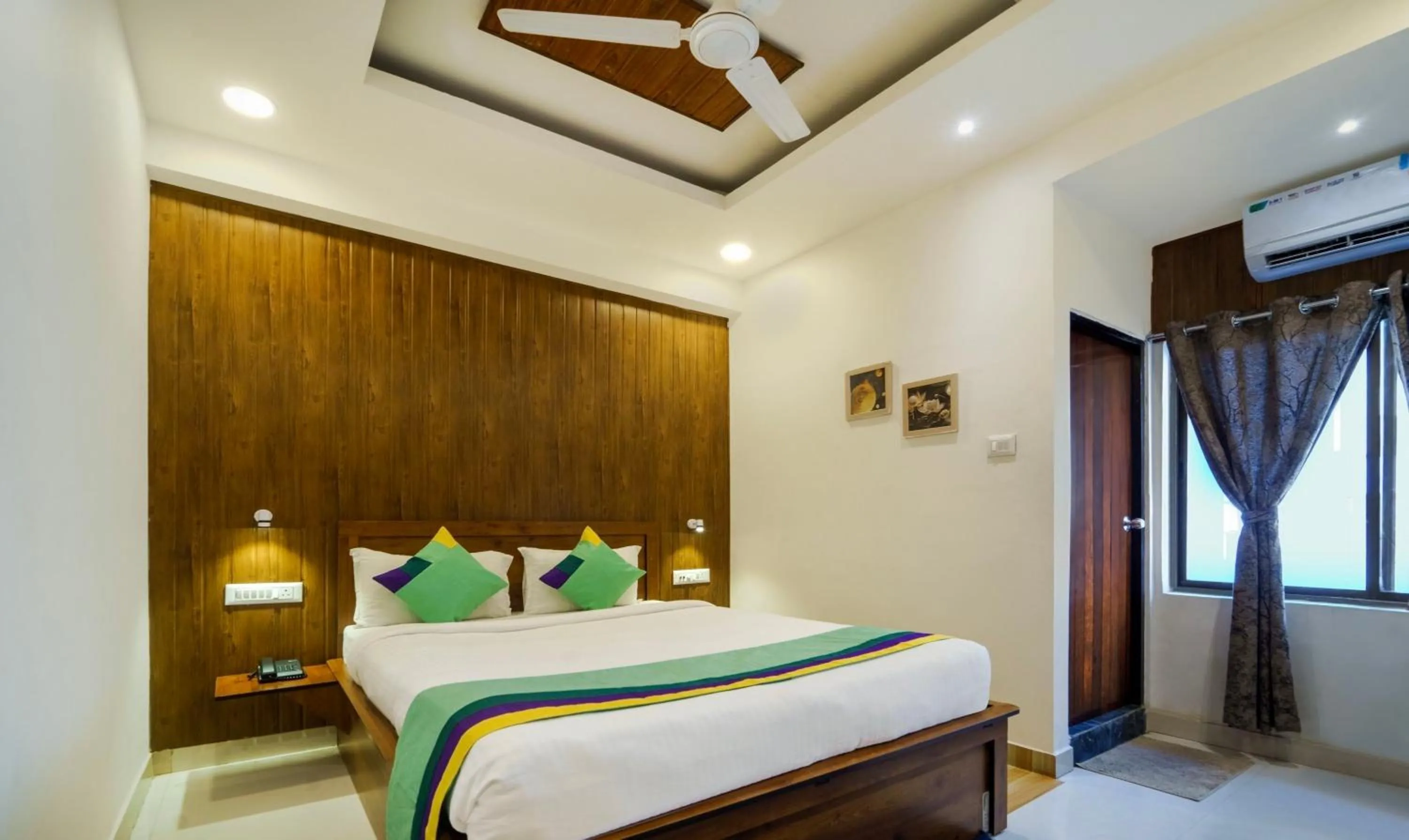 Bedroom, Bed in Treebo Park Palace