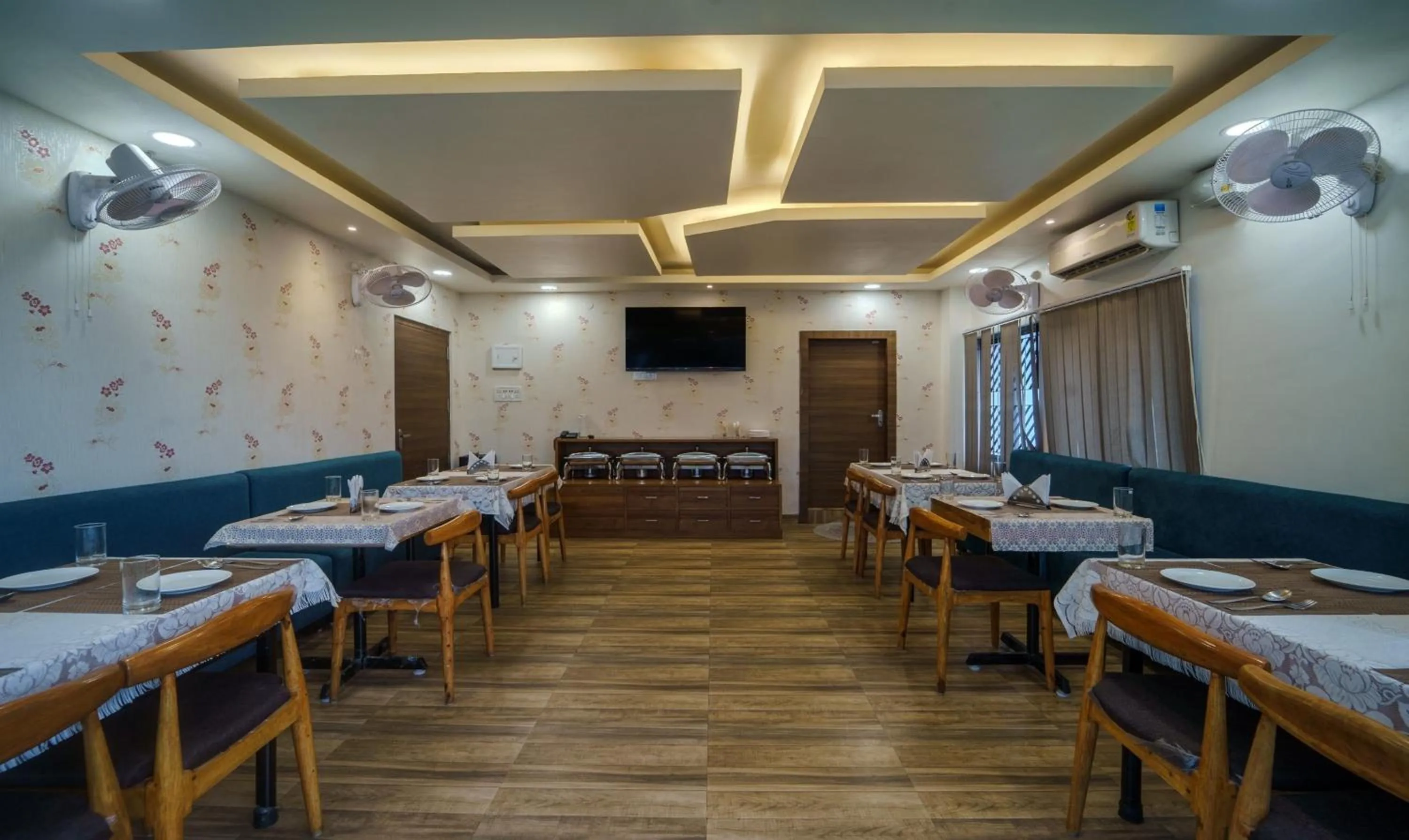 Restaurant/places to eat in Treebo Park Palace