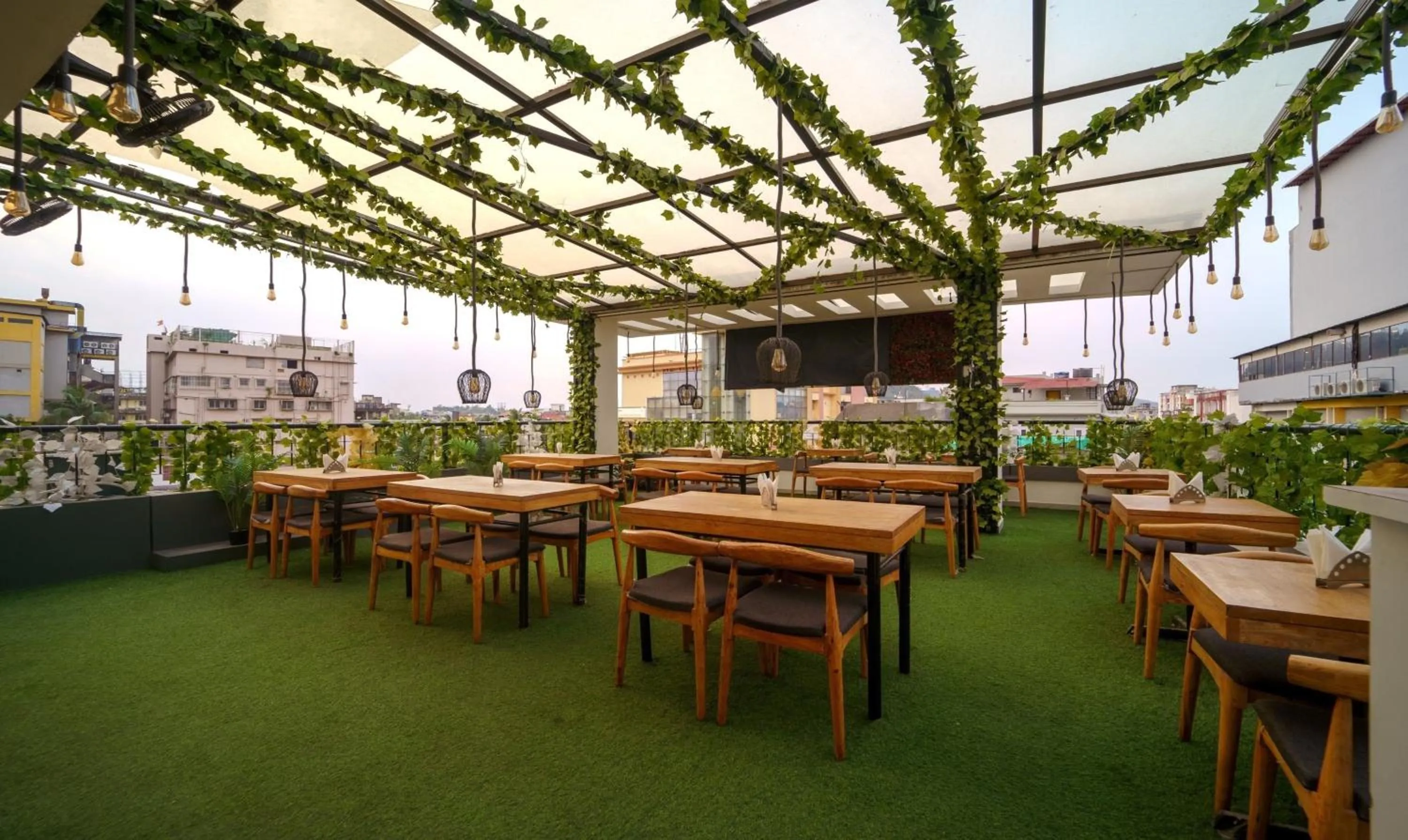 Restaurant/places to eat in Treebo Park Palace