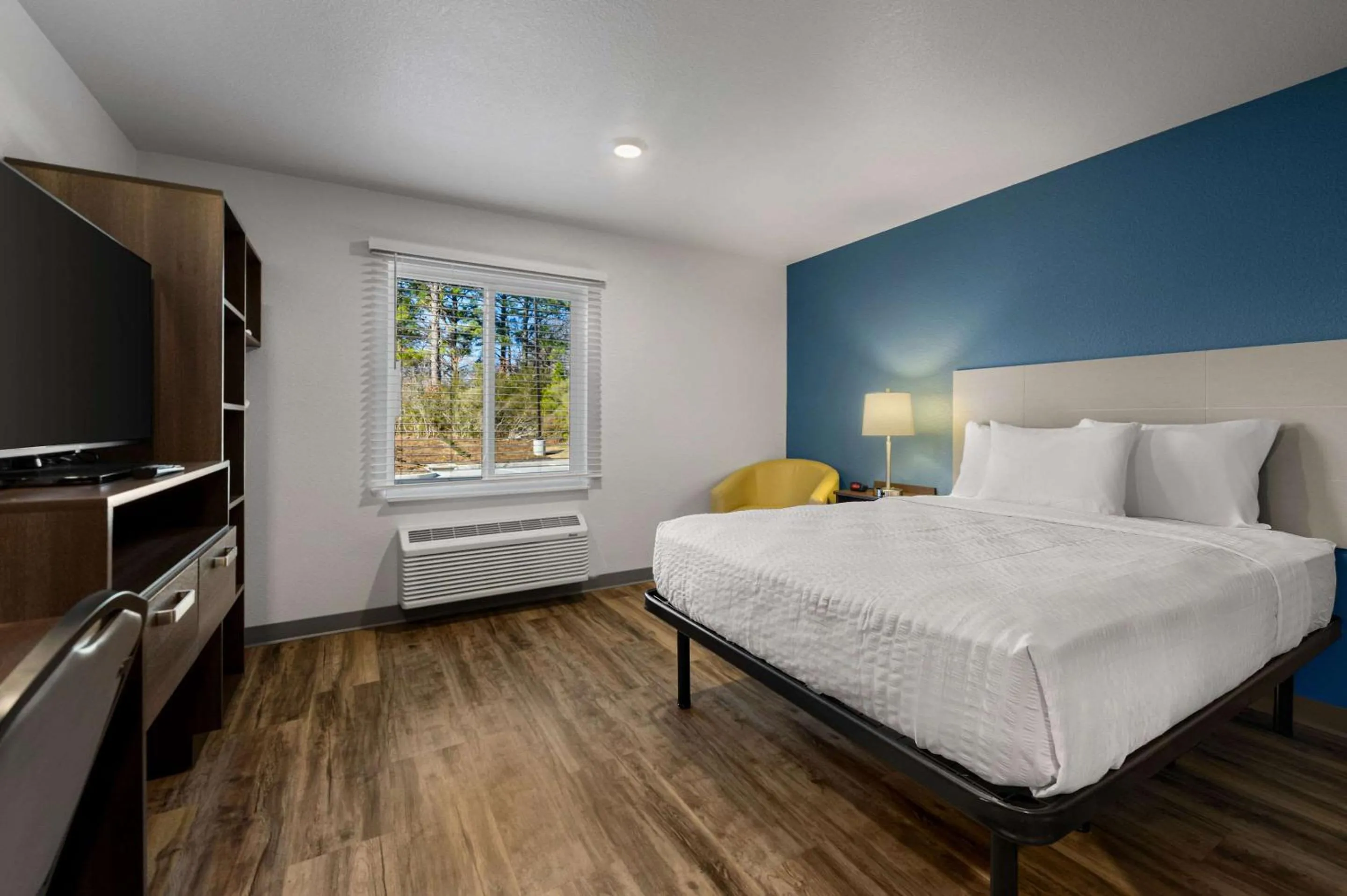 Bedroom, Bed in WoodSpring Suites Yorktown Newport News