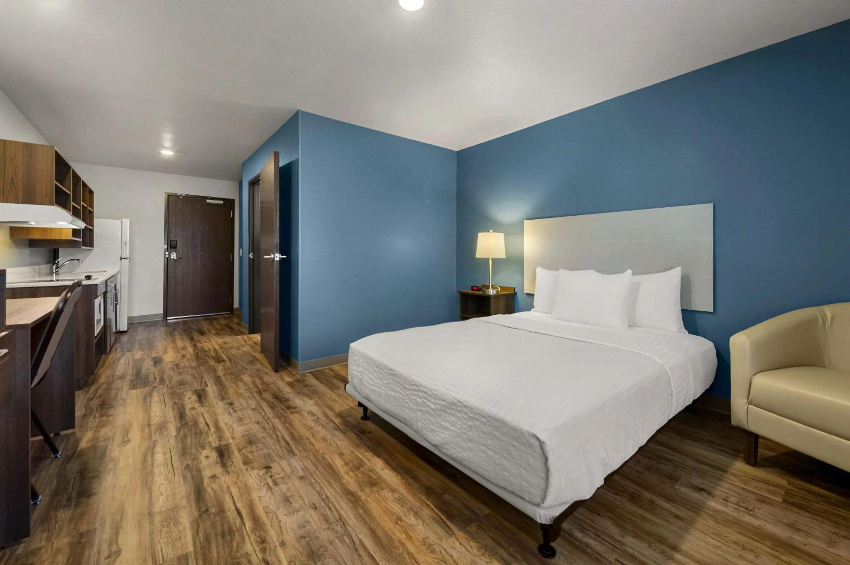 Bedroom, Bed in WoodSpring Suites Yorktown Newport News