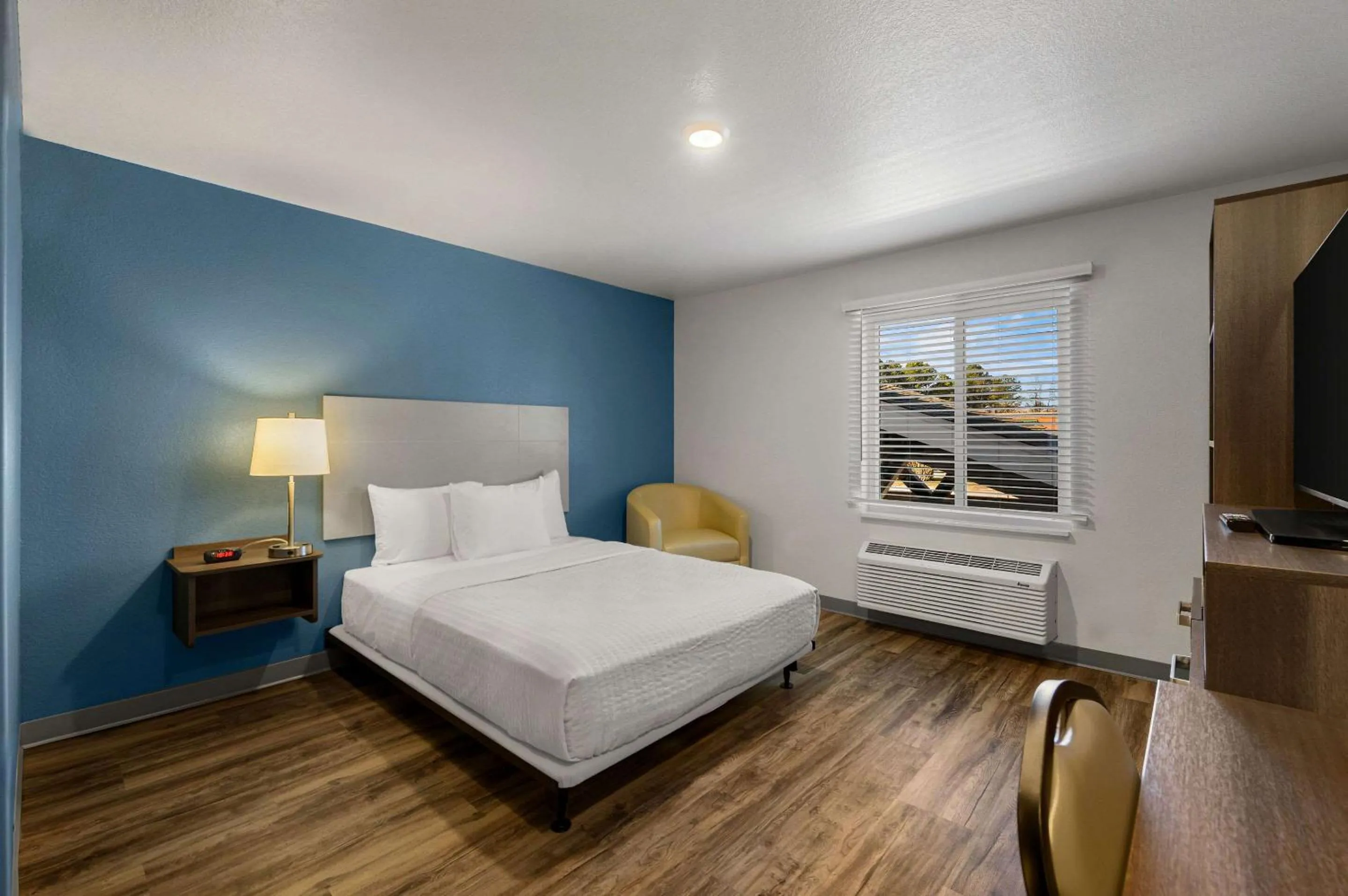 Bedroom, Bed in WoodSpring Suites Yorktown Newport News