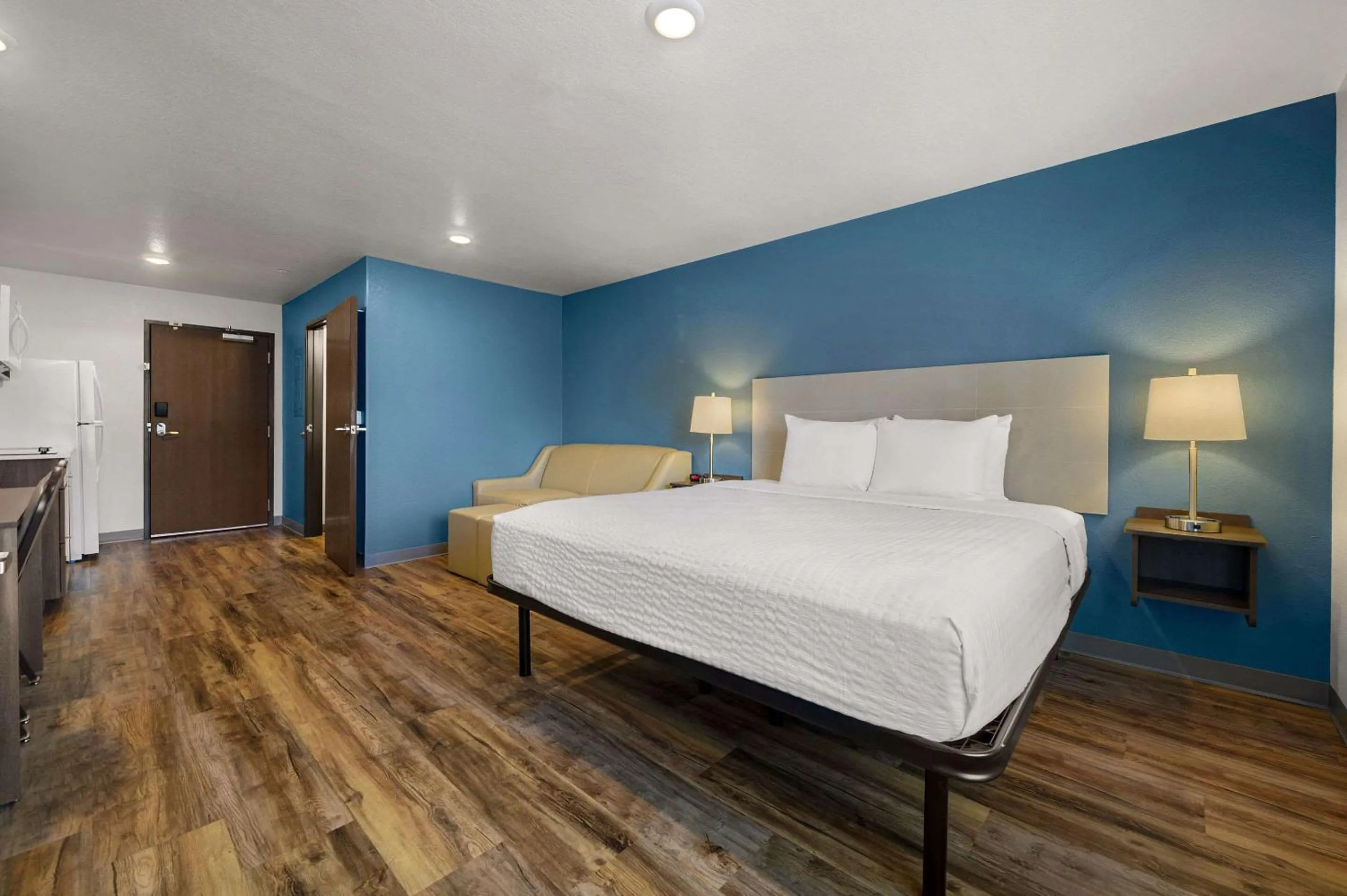 Bedroom, Bed in WoodSpring Suites Yorktown Newport News