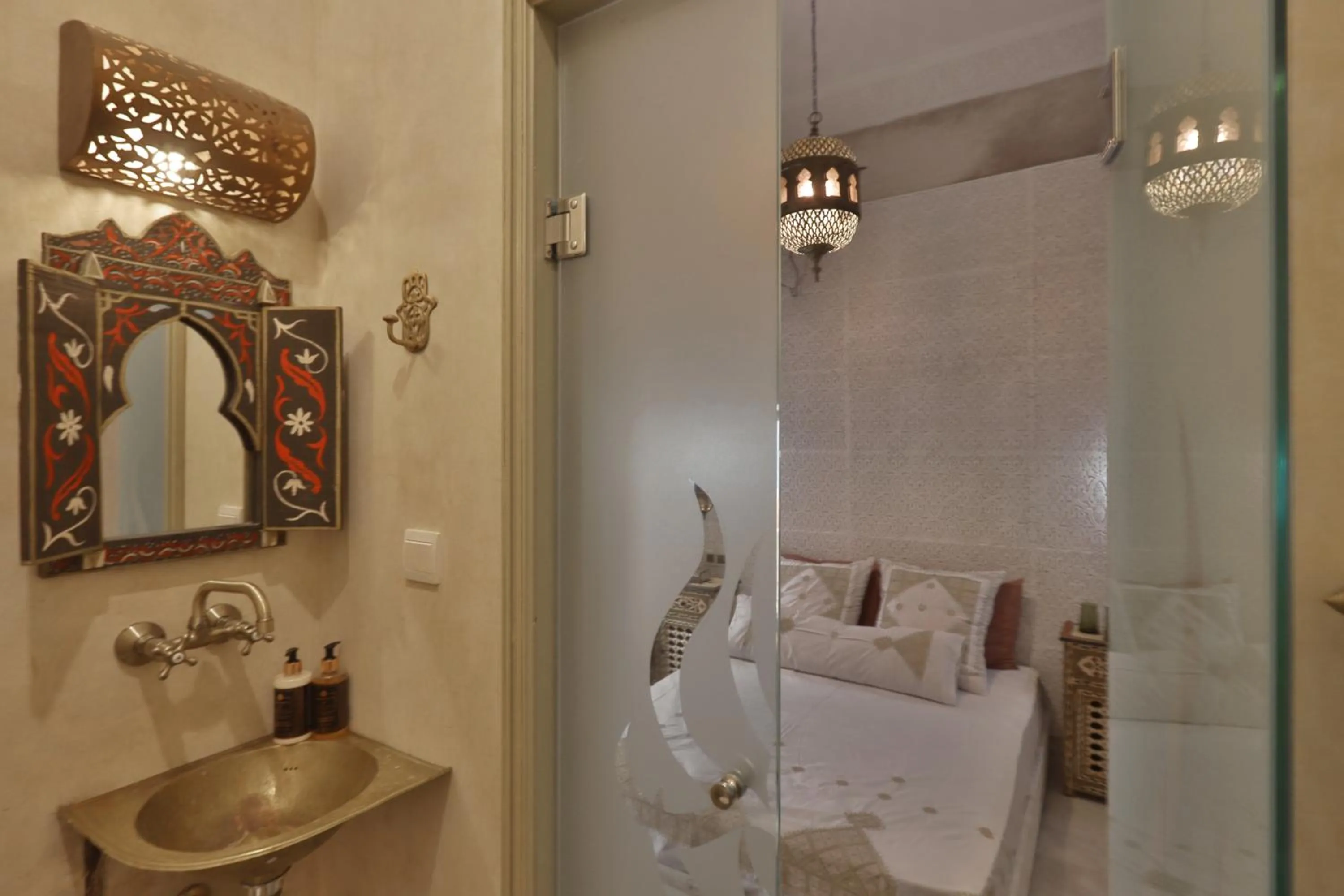 Shower, Bed in Riad La Fayette Bed & Breakfast