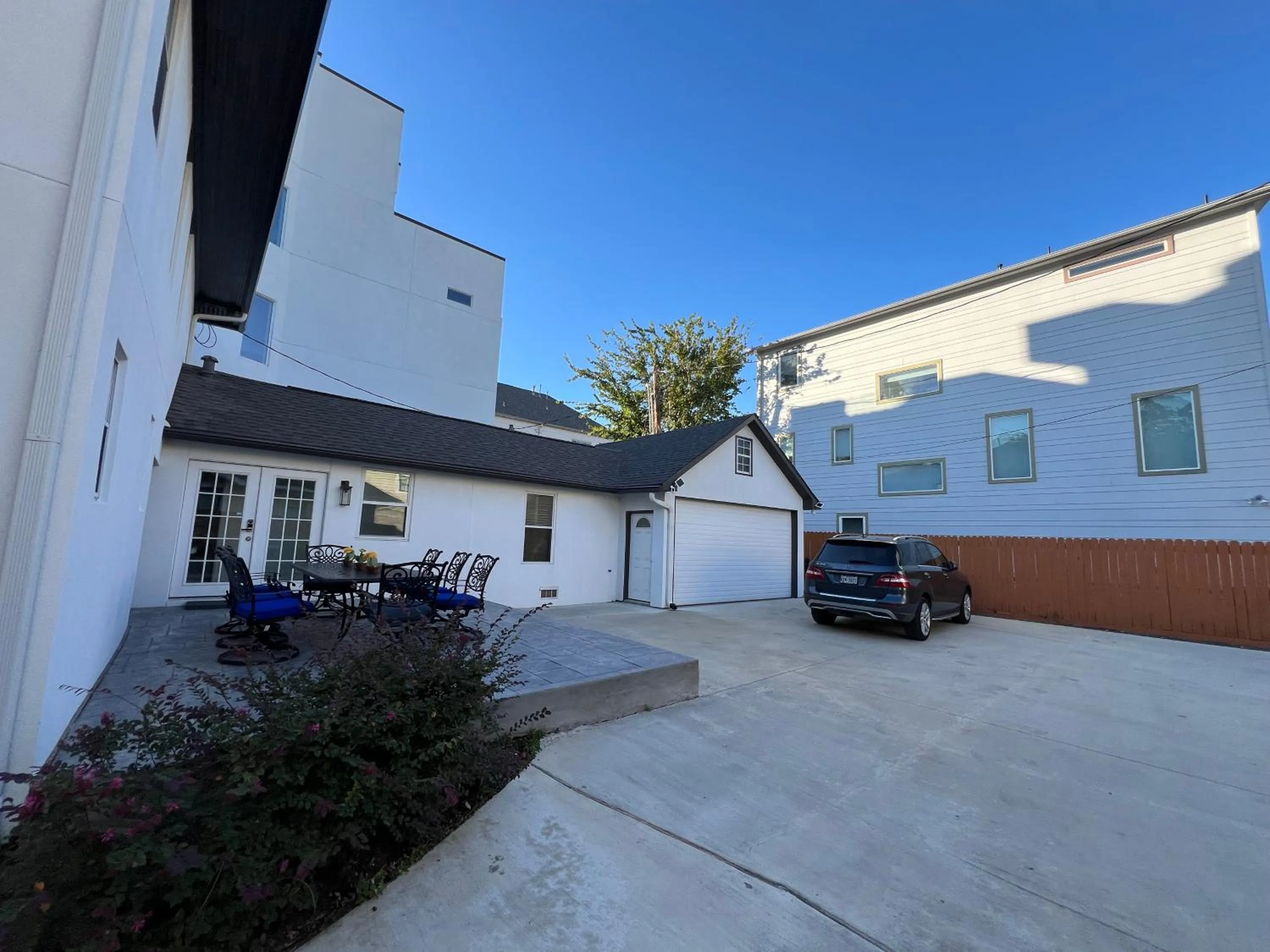 Property building in MyCrib Houston Hostel