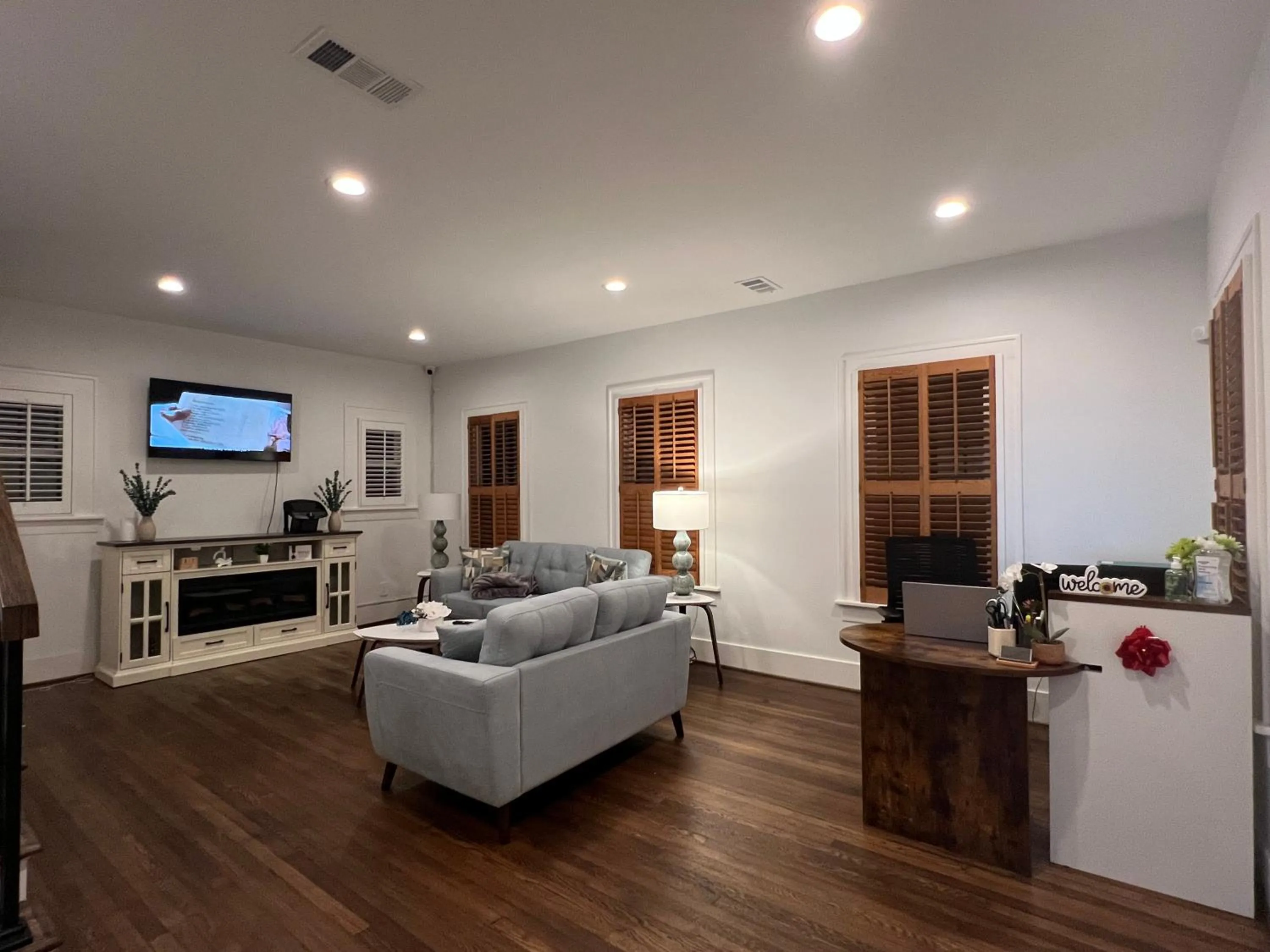 Communal lounge/ TV room in MyCrib Houston Hostel