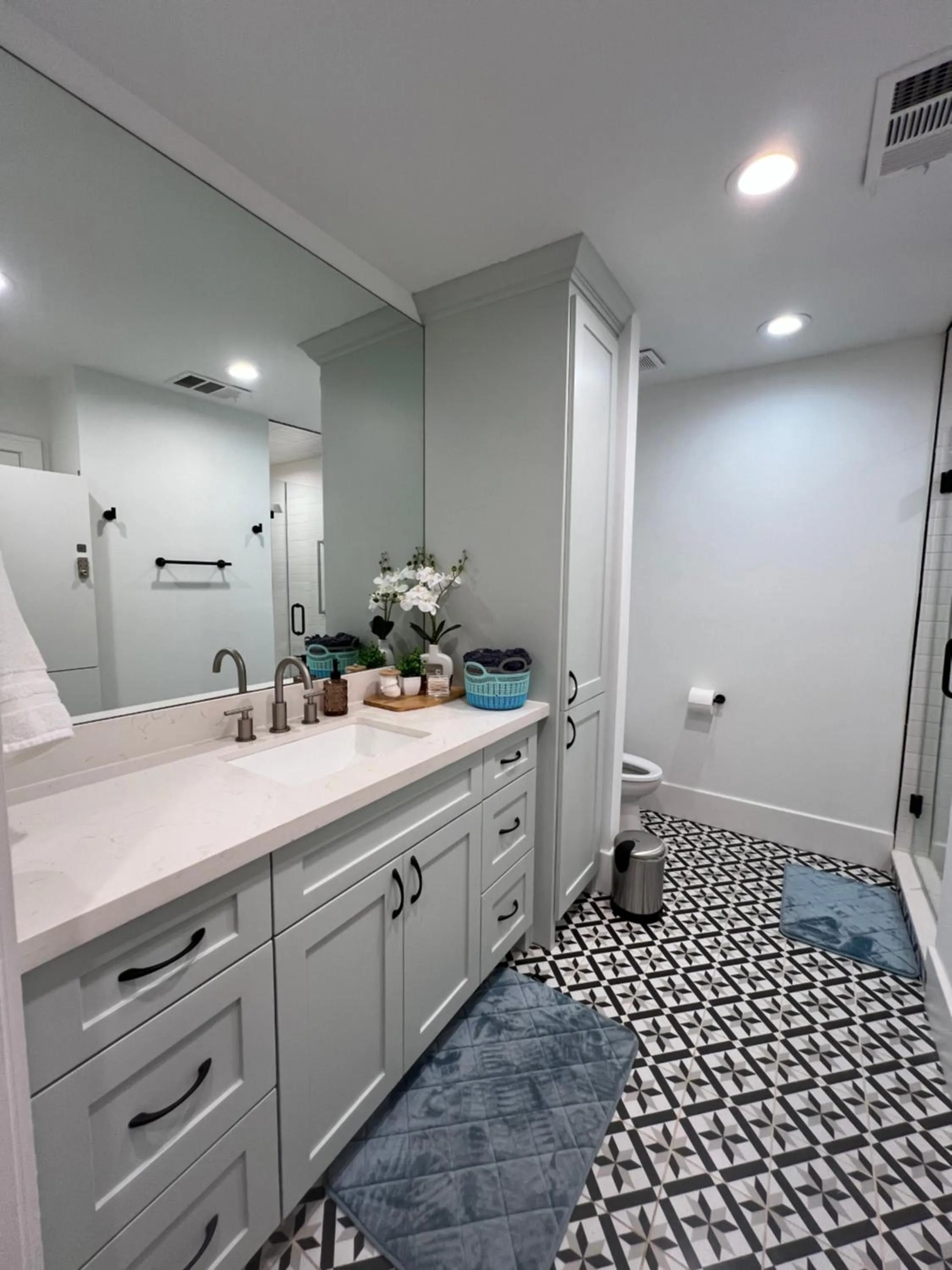 Shower in MyCrib Houston Hostel