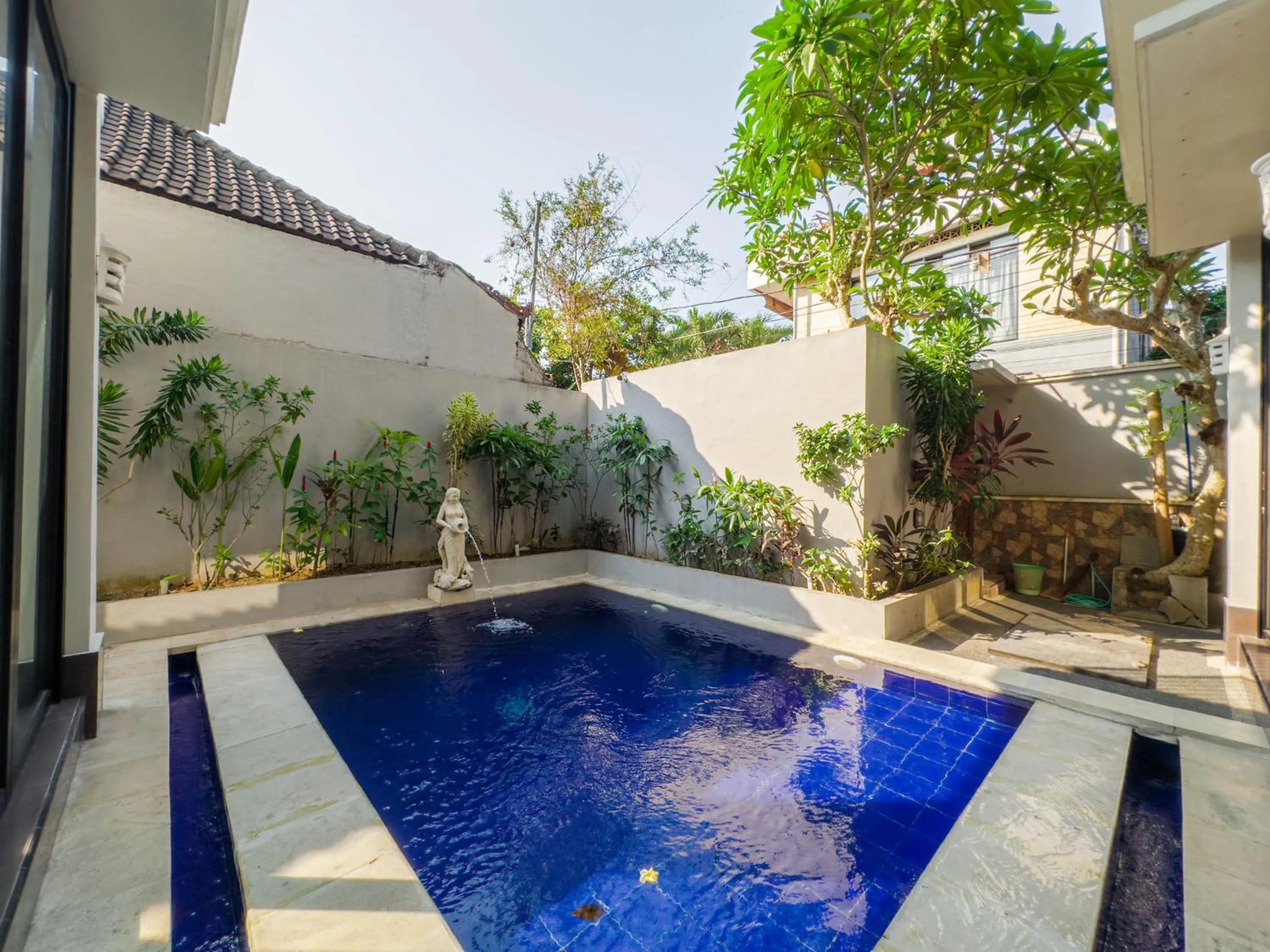 Swimming pool in Moai House