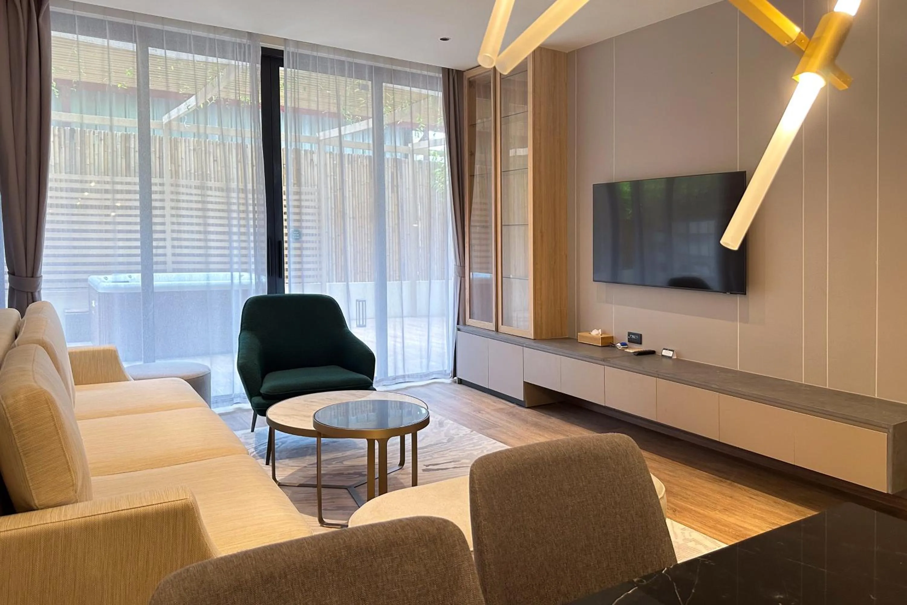 Communal lounge/ TV room in La Green Hotel and Residence