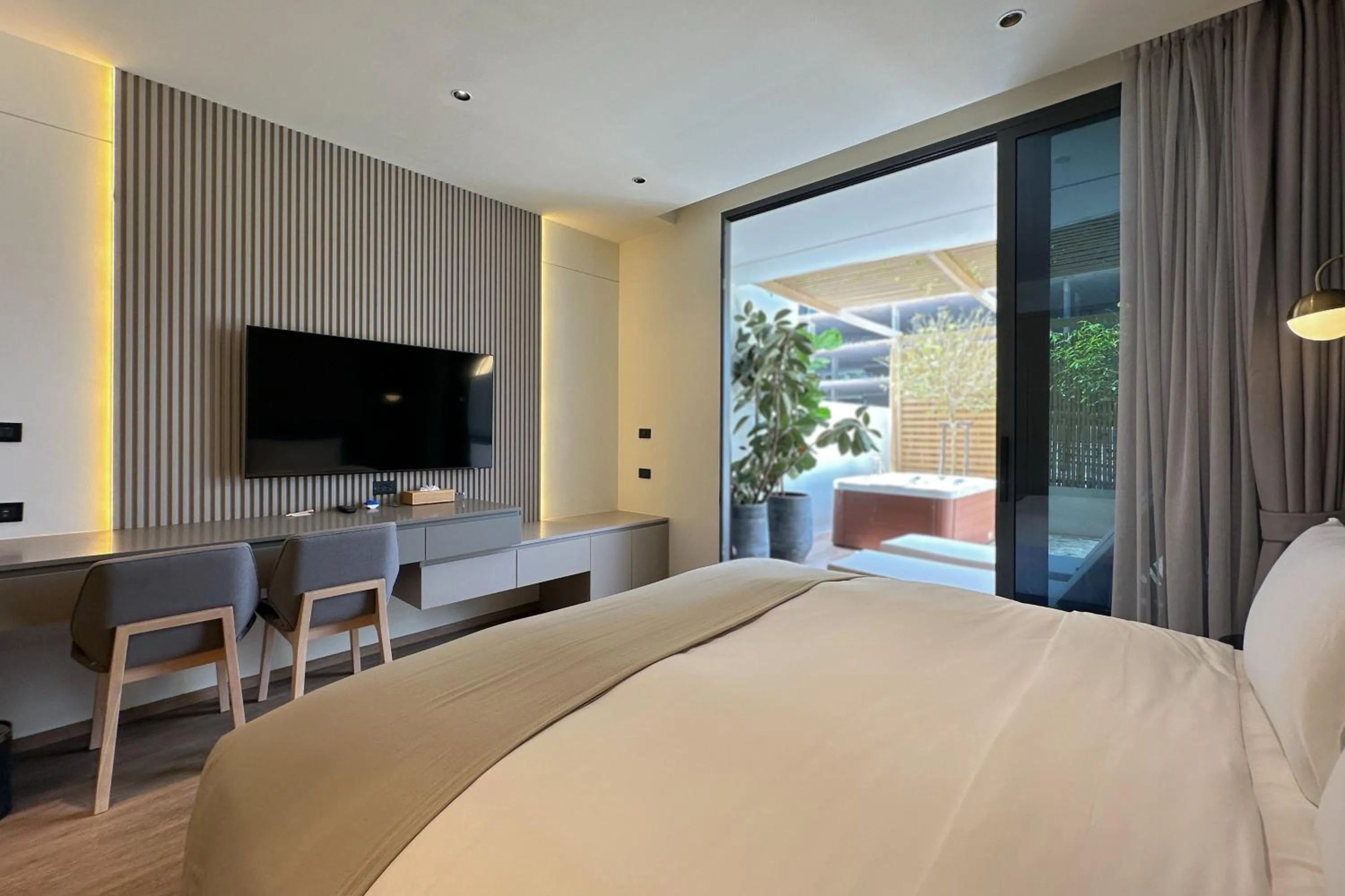 Bed in La Green Hotel and Residence