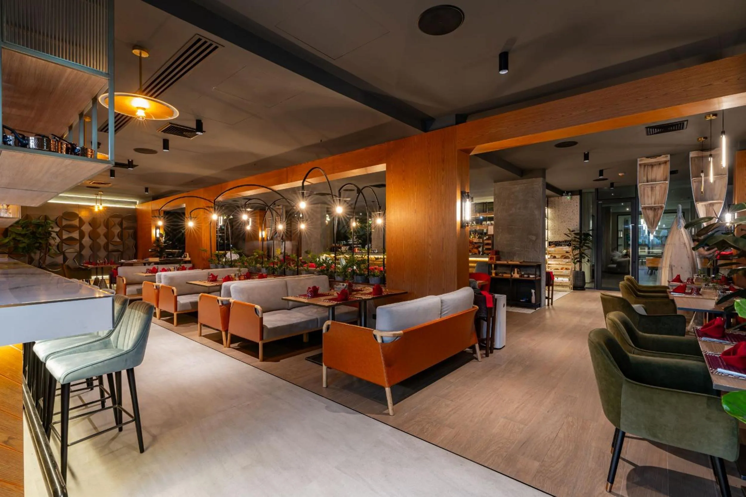 Restaurant/places to eat in La Green Hotel and Residence